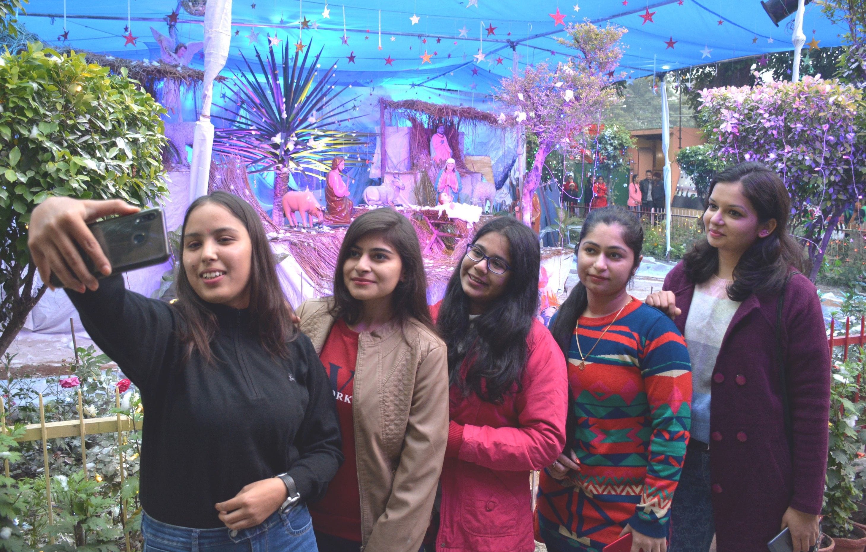 संत फिदलिस चर्च में प्रभु यीशु के झांकी के साथ सेल्फी लेती युवतियां। संत फिदलिस चर्च में प्रभु यीशु के झांकी के साथ सेल्फी लेती युवतियां।