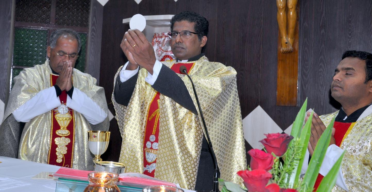 शामली कैराना रोड पर सेंटफ्रासिंस स्कूल के चर्च में प्रभू यीशू के जन्मदिवस पर प्राथना सभा कराते फ शामली कैराना रोड पर सेंटफ्रासिंस स्कूल के चर्च में प्रभू यीशू के जन्मदिवस पर प्राथना सभा कराते फ