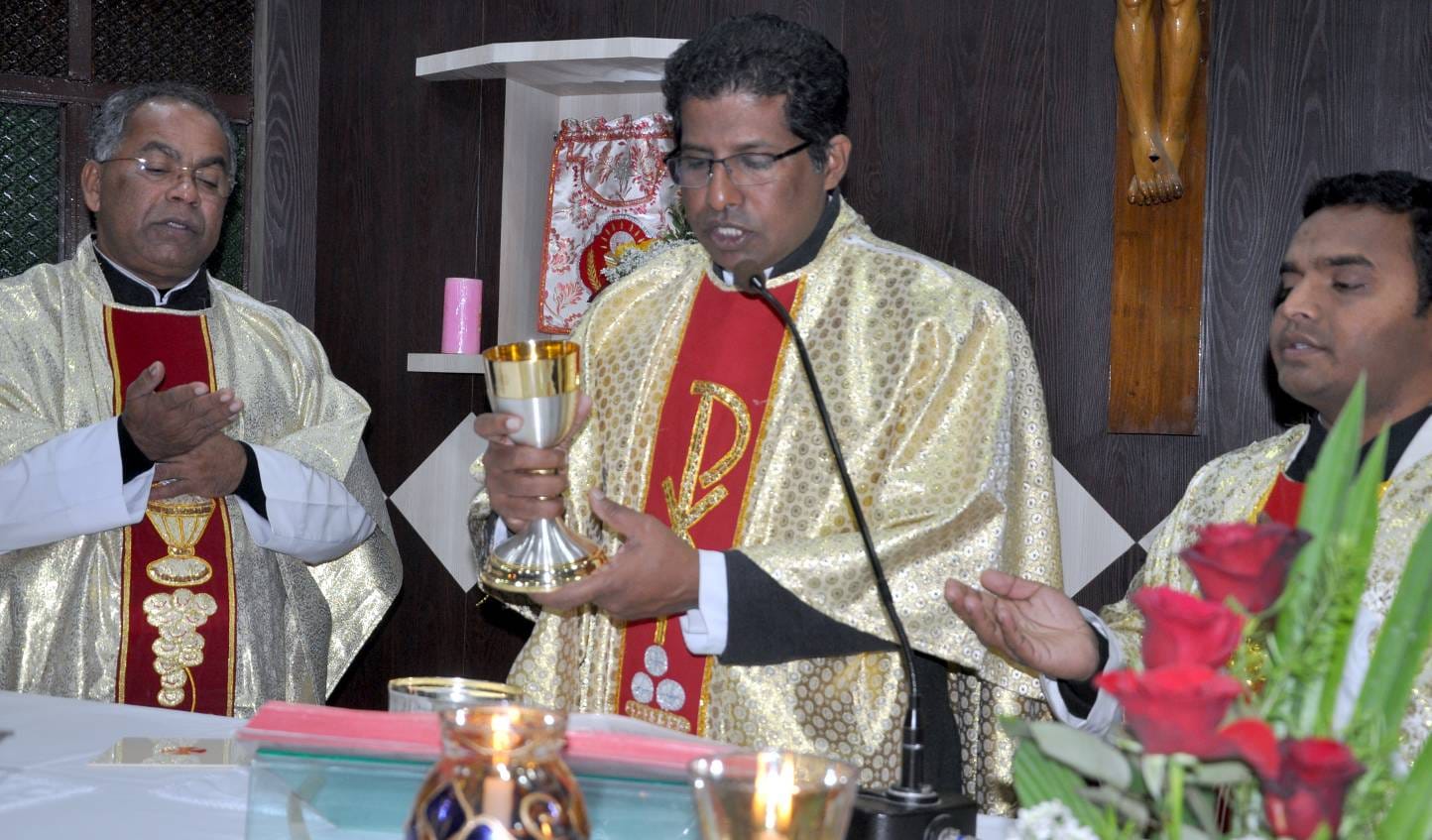 शामली कैराना रोड पर सेंटफ्रासिंस स्कूल के चर्च में प्रभू यीशू के जन्मदिवस पर प्राथना सभा कराते फ शामली कैराना रोड पर सेंटफ्रासिंस स्कूल के चर्च में प्रभू यीशू के जन्मदिवस पर प्राथना सभा कराते फ
