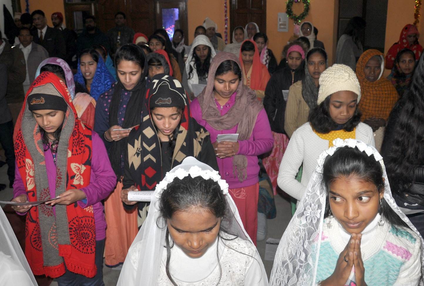 शामली कैराना रोड पर सेंटफ्रासिंस स्कूल के चर्च में प्रभू यीशू के जन्मदिवस पर प्राथना सभा में भा? शामली कैराना रोड पर सेंटफ्रासिंस स्कूल के चर्च में प्रभू यीशू के जन्मदिवस पर प्राथना सभा में भा?