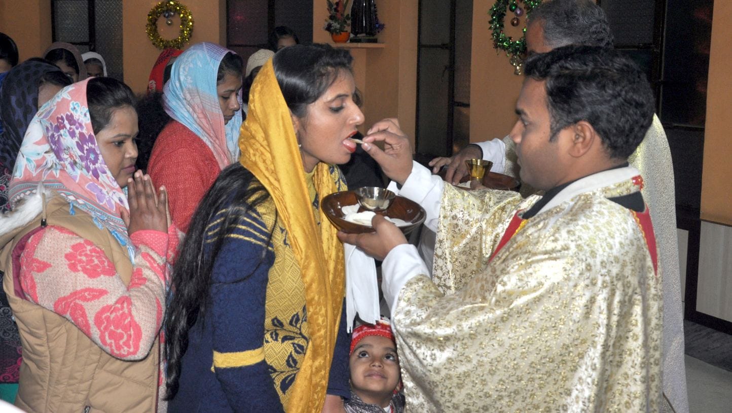 शामली कैराना रोड पर सेंटफ्रासिंस स्कूल के चर्च में प्रभू यीशू के जन्मदिवस पर प्राथना सभा में भा? शामली कैराना रोड पर सेंटफ्रासिंस स्कूल के चर्च में प्रभू यीशू के जन्मदिवस पर प्राथना सभा में भा?