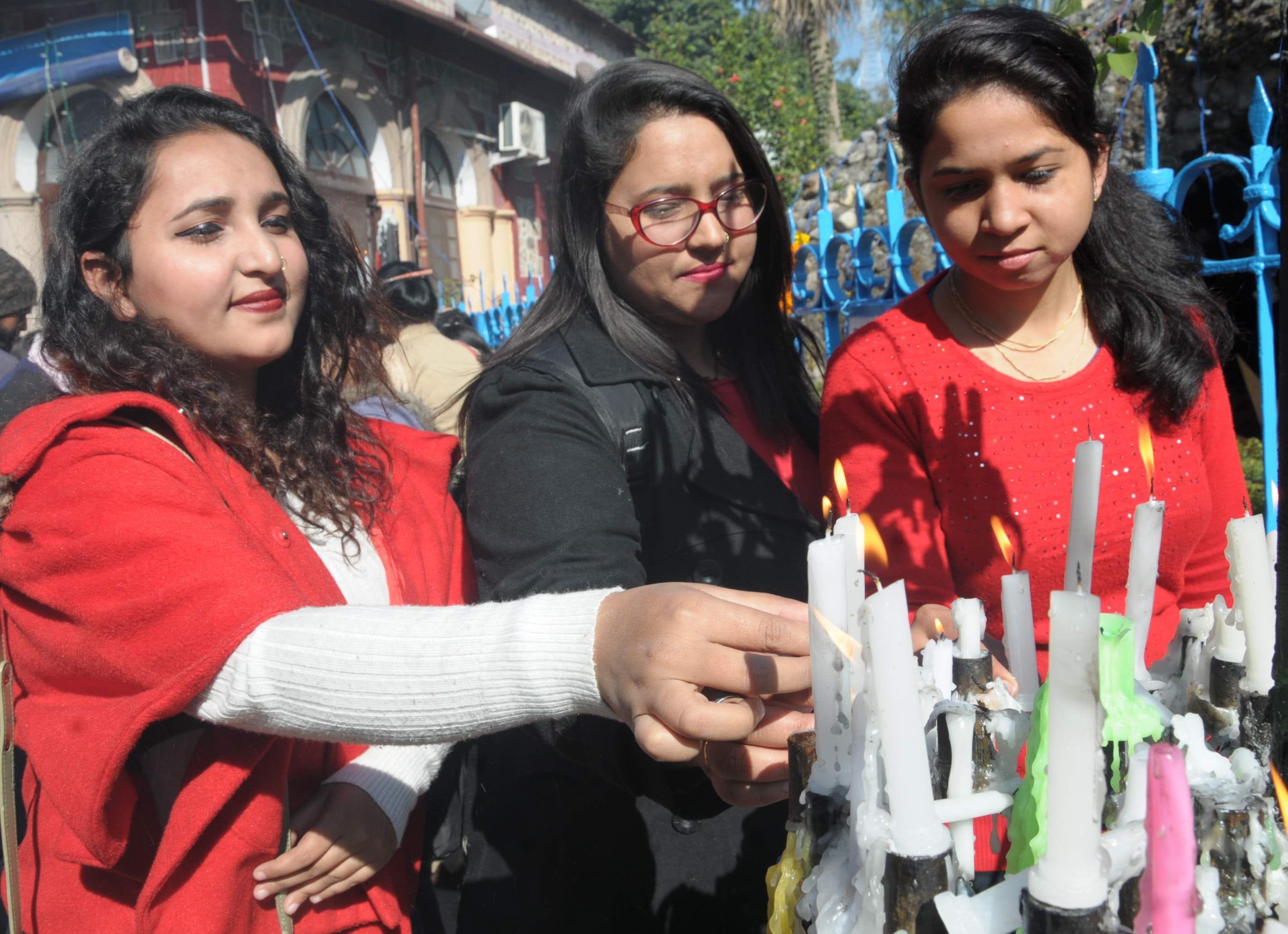 सेंट फ्रांसिस चर्च में कैंडल जलाकर प्रार्थना करतीं युवतियां। सेंट फ्रांसिस चर्च में कैंडल जलाकर प्रार्थना करतीं युवतियां।