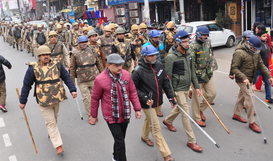 जुमे की नमाज के मद्देनजर सहारनपुर में निकला फ्लैग मार्च करते सुरक्षा जवान जुमे की नमाज के मद्देनजर सहारनपुर में निकला फ्लैग मार्च करते सुरक्षा जवान