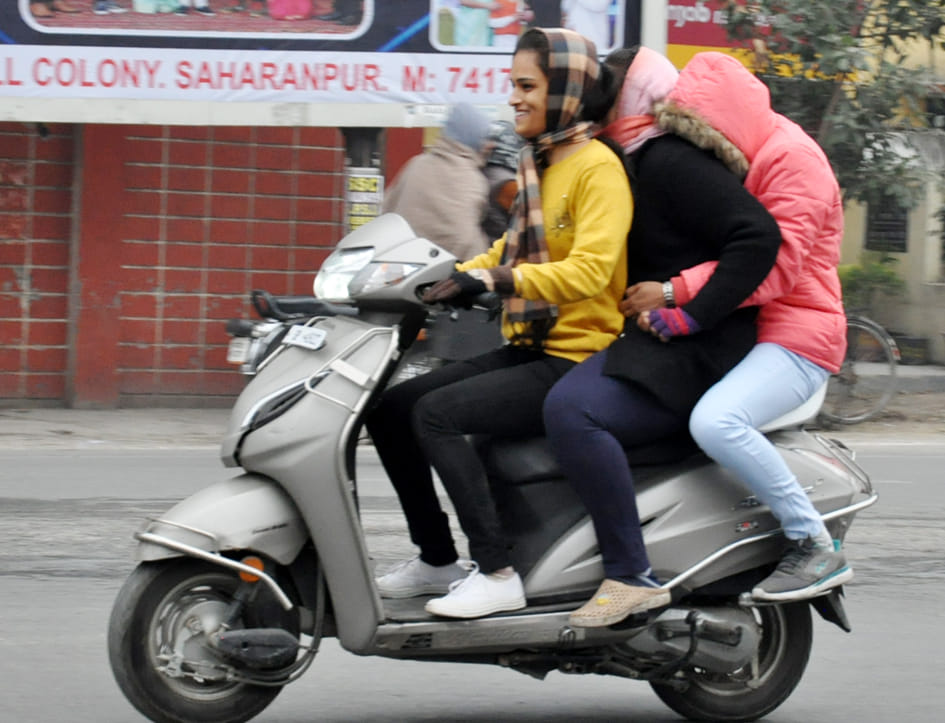 सहारनपुर में ठिठरती ठंड के चलते गर्म कपड़ो का सहारा लेती युवतियां सहारनपुर में ठिठरती ठंड के चलते गर्म कपड़ो का सहारा लेती युवतियां