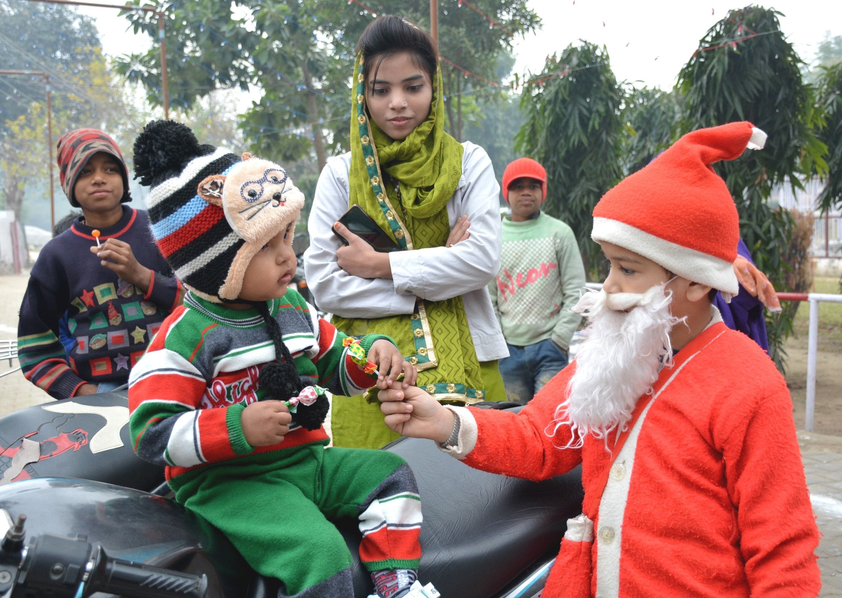 घंटाघर स्थित चर्च ऑफ असेंशन में छोटा सेंटाक्लॉज बच्चो को टॉफी देते हुए। घंटाघर स्थित चर्च ऑफ असेंशन में छोटा सेंटाक्लॉज बच्चो को टॉफी देते हुए।