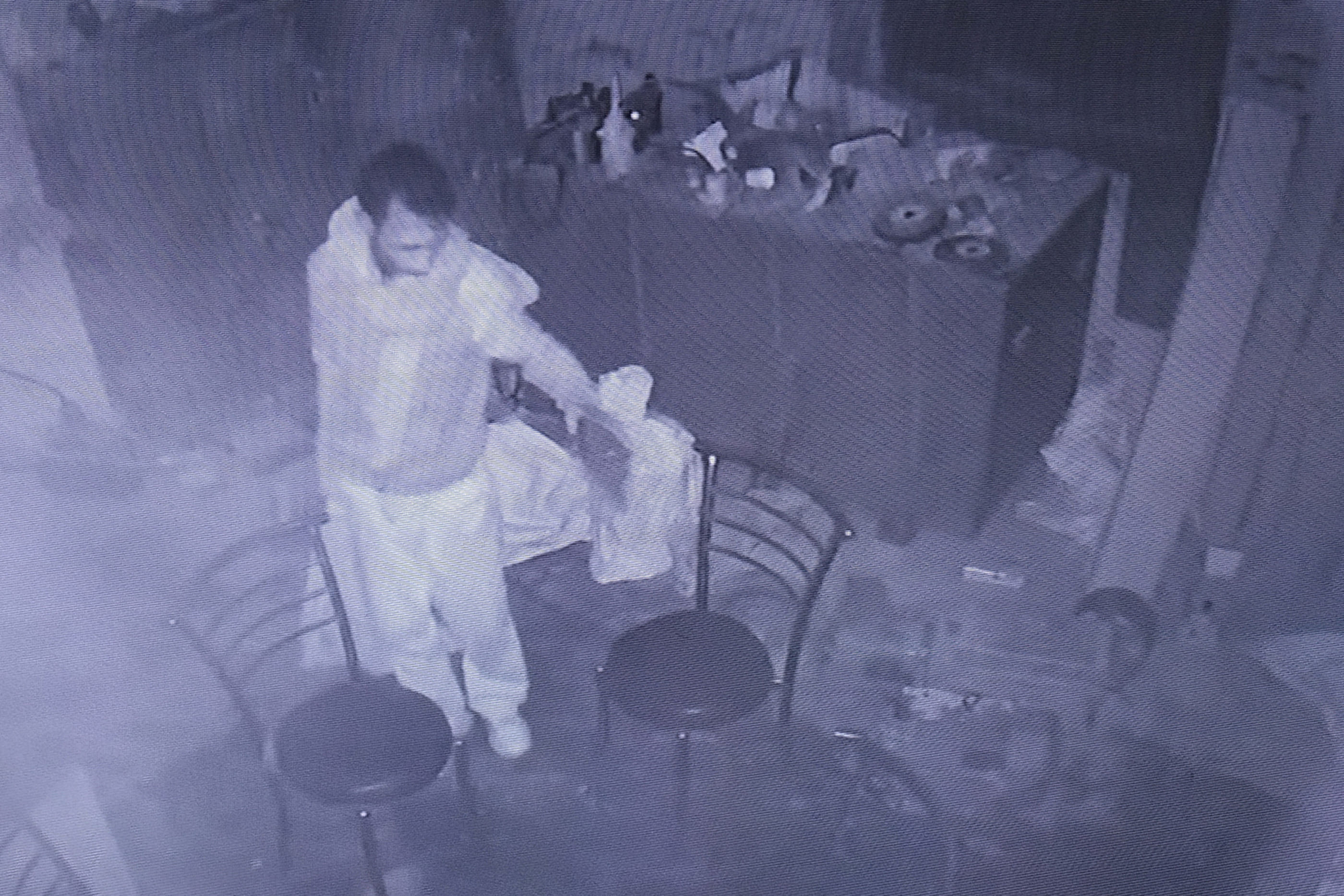 शास्त्री चौक स्थित आरा मशीन में चोरी करते सीसीटीवी कैमरे में कैद हुआ चोर