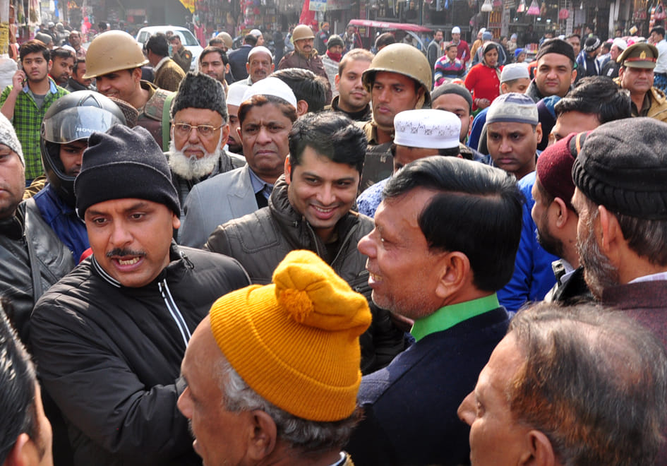 सहारनपुर में जामा मस्जिद में जुमे की नमाज के बाद डीएम और एसएसपी लोगों से वार्ता करते हुए सहारनपुर में जामा मस्जिद में जुमे की नमाज के बाद डीएम और एसएसपी लोगों से वार्ता करते हुए