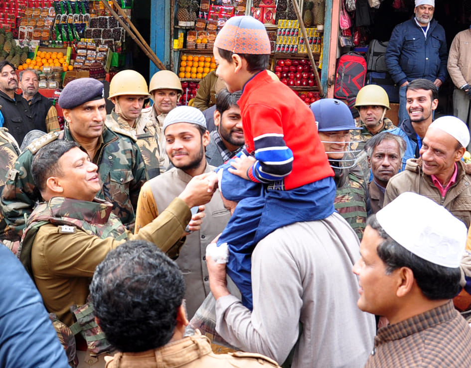 हारनपुर में जामा मस्जिद जुमे की नमाज के बाद एसपी सिटी से हाथ मिलाता बालक हारनपुर में जामा मस्जिद जुमे की नमाज के बाद एसपी सिटी से हाथ मिलाता बालक
