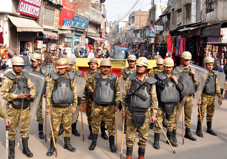 ़ारनपुर में जुमे की नमाज के मद्देनजर चौकी सराय स्थित बाजारो के रास्ते में तैनात सुरक्षा जवान ़ारनपुर में जुमे की नमाज के मद्देनजर चौकी सराय स्थित बाजारो के रास्ते में तैनात सुरक्षा जवान