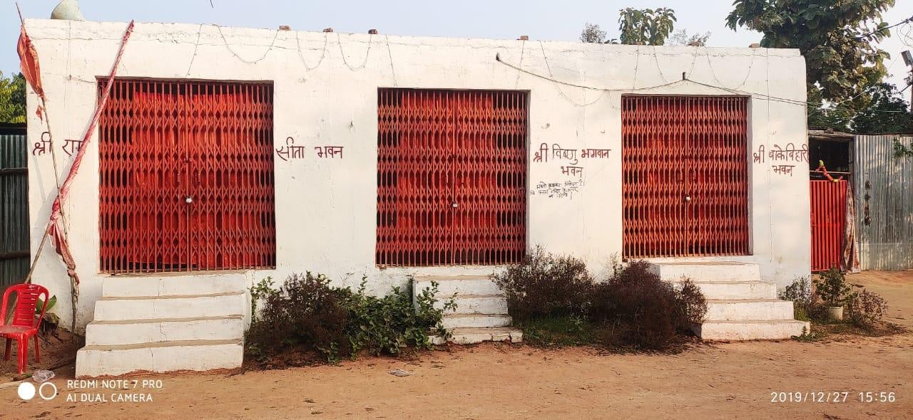 बाबा के आश्रम में गेट पर पड़े ताले। बाबा के आश्रम में गेट पर पड़े ताले।