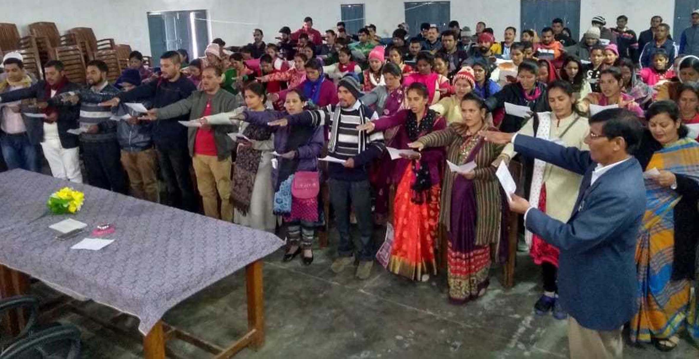 चंपावत ब्लाक में ग्राम प्रधान व ग्राम पंचायत सदस्यों को शपथ दिलाते बीडीओ पूरन सिंह रावत।