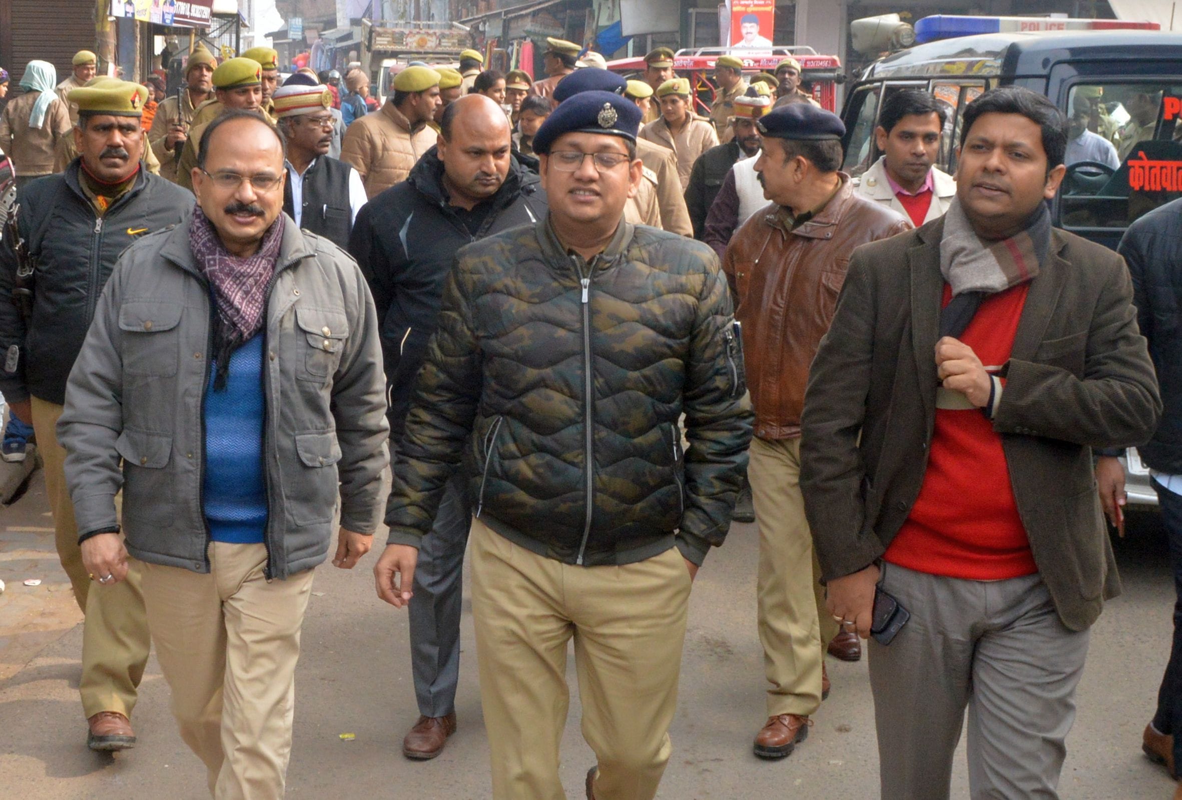 हरदोई के मुन्ने मियां चौराहा के पास पैदल भ्रमण करते डीएम पुलकित खरे व एसपी अमित कुमार। संवाद न्यू