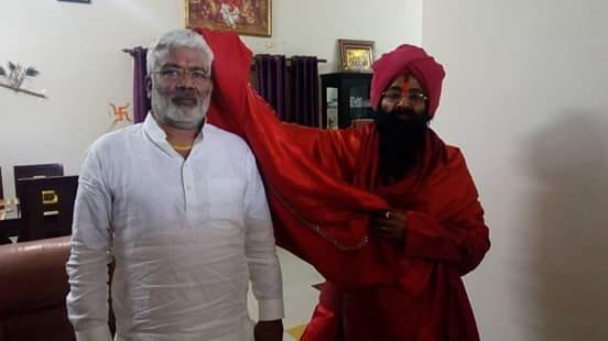 जालौन ः भाजपा प्रदेश अध्यक्ष स्वंतत्र देव को आशीर्वाद देते मणींद्र महाराज।