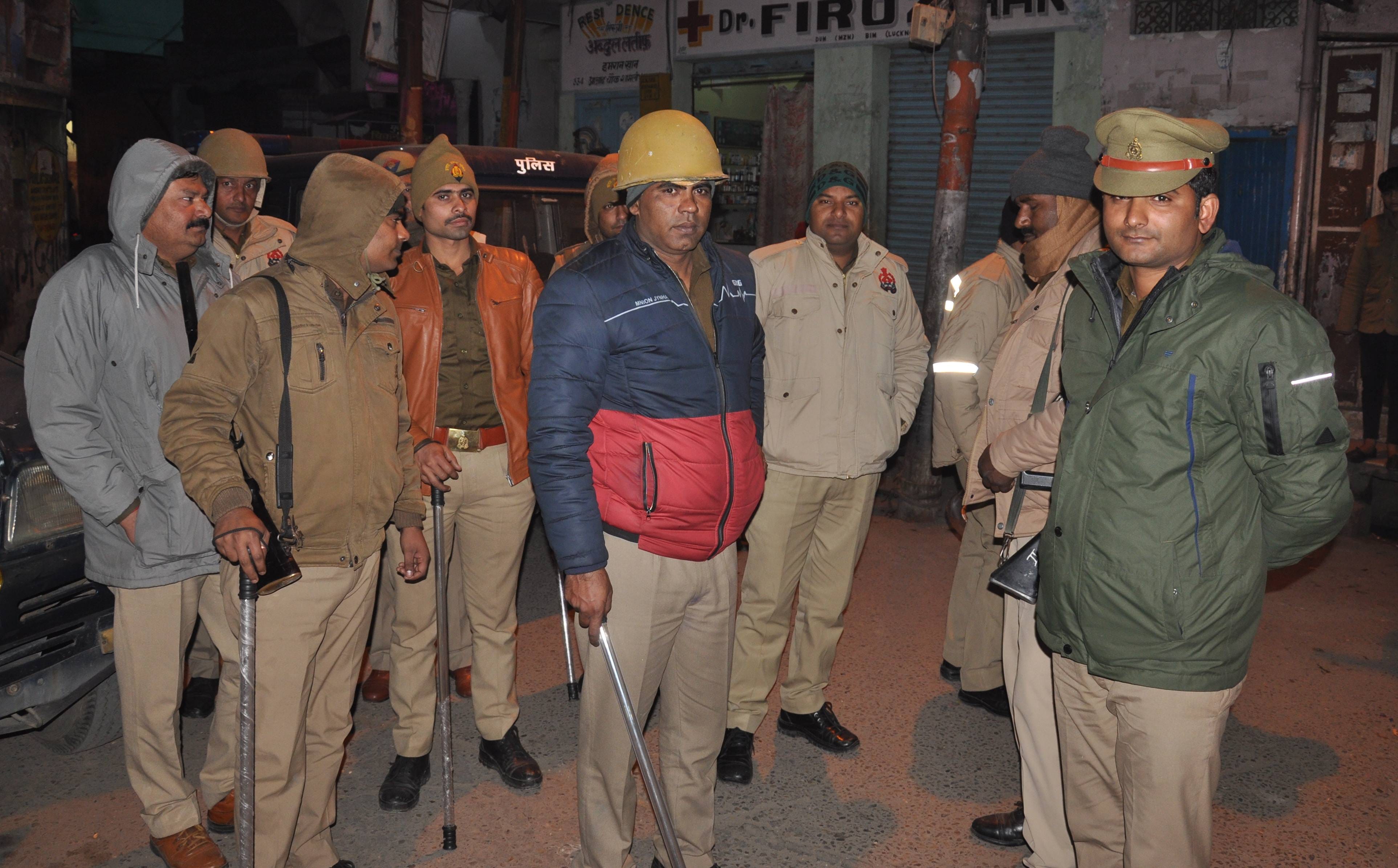 शामली आजाद चौक में तैनात पुलिसकर्मी शामली आजाद चौक में तैनात पुलिसकर्मी