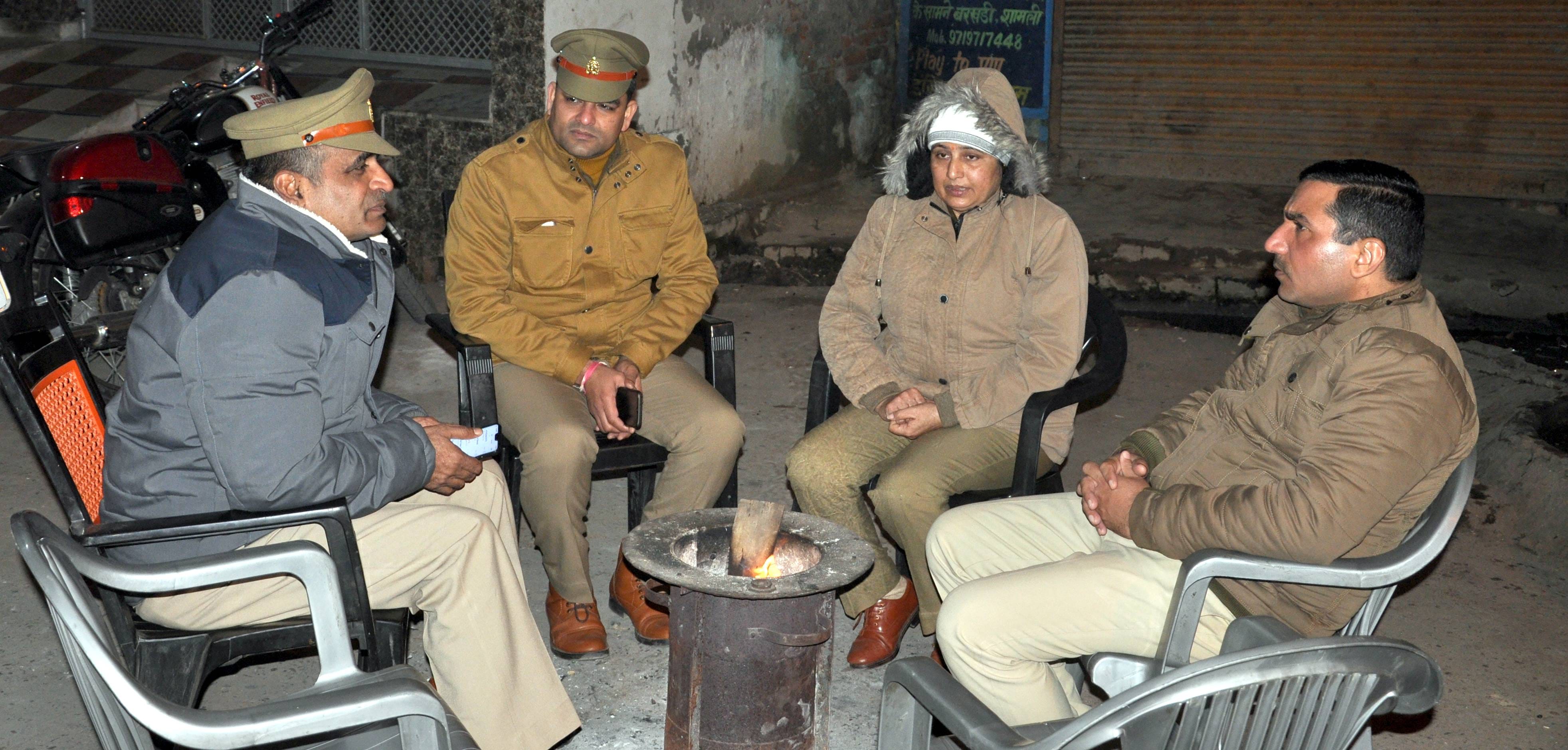 शामली आजाद चौक मे मौजूद सीओ व कोतवाली प्रभारी शामली आजाद चौक मे मौजूद सीओ व कोतवाली प्रभारी