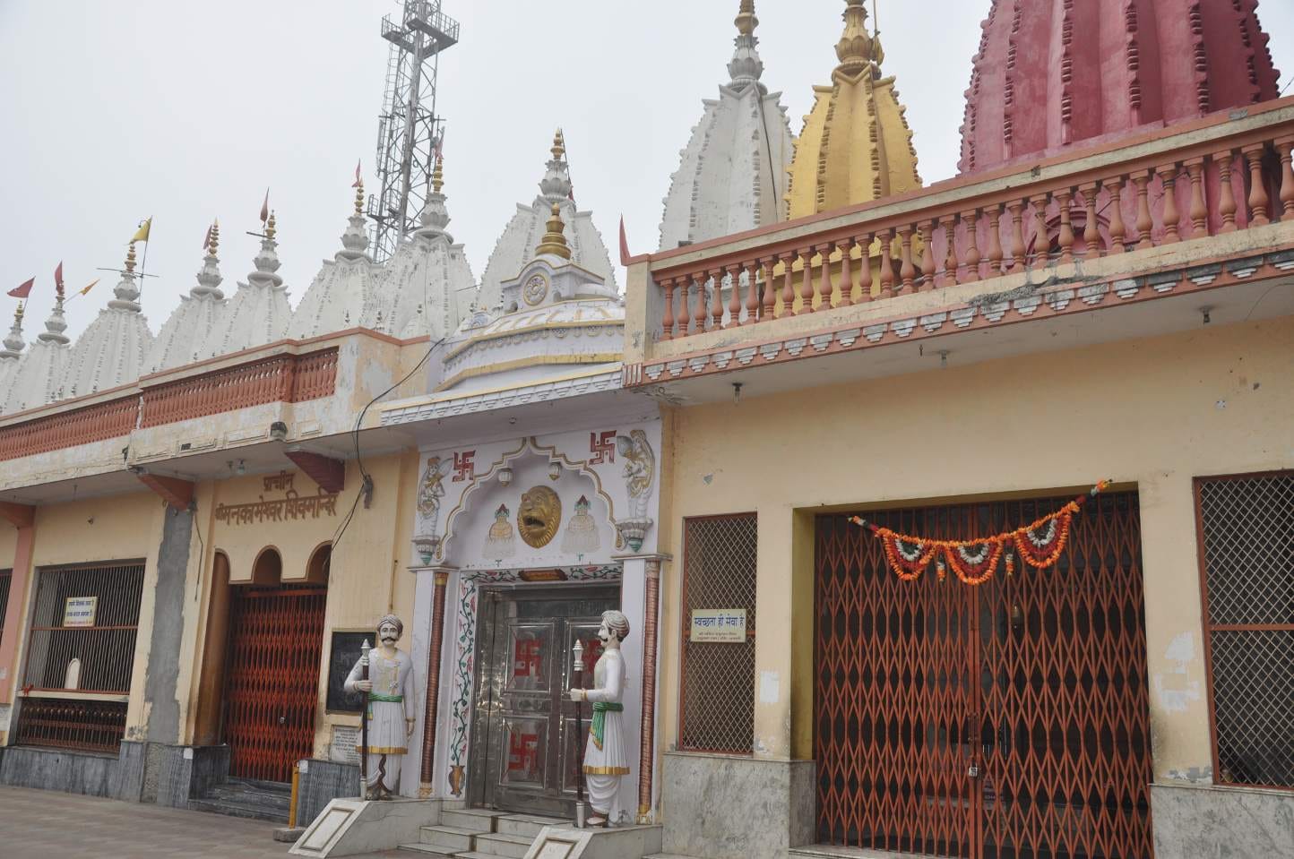 शामली में  हनुमान धाम पर बंद पडे मन्दिर के कपाट