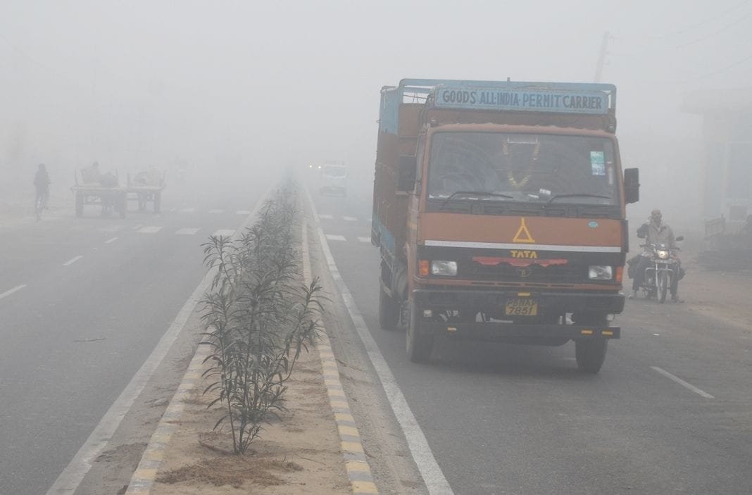 शामली बुढाना रोड पर कोहरे में गुजरते वाहन
