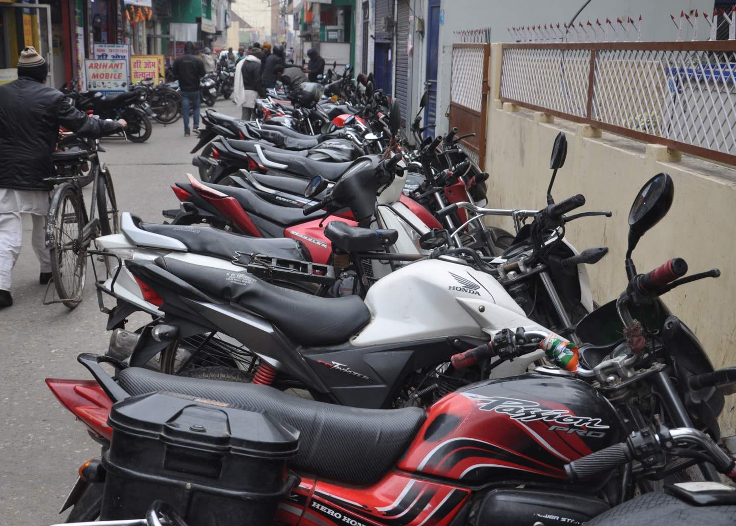 शामली वर्मा मार्किट में बाइको से लगा जाम शामली वर्मा मार्किट में बाइको से लगा जाम