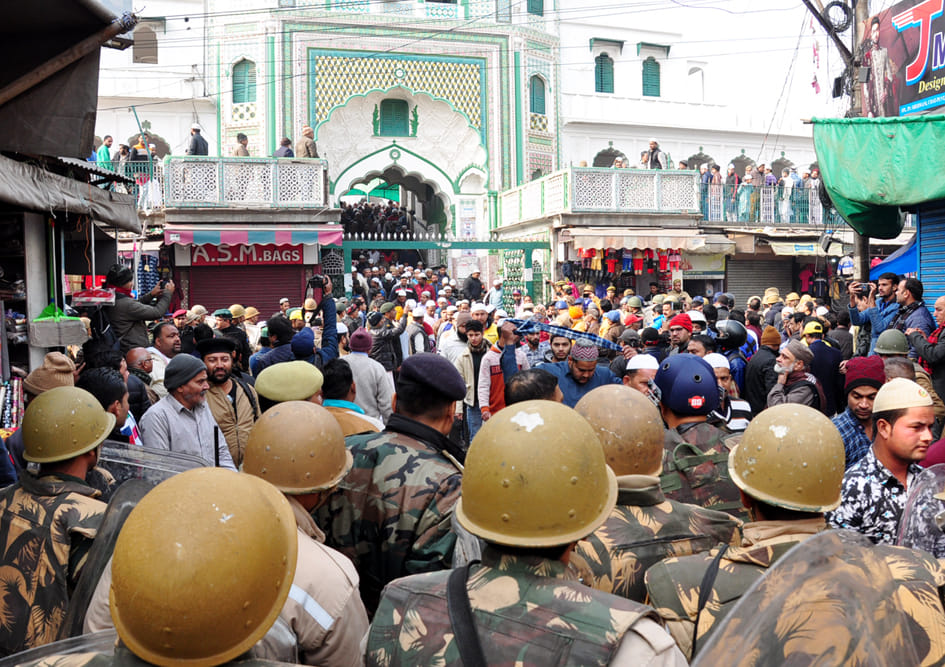सहारनपुर में जामा मस्जिद पर जुमे की नमाज के दौरान तैनात पुलिस बल सहारनपुर में जामा मस्जिद पर जुमे की नमाज के दौरान तैनात पुलिस बल