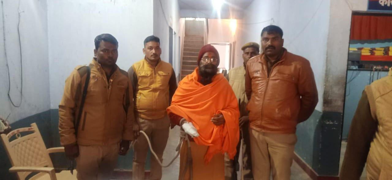 जालौन ः हाथ में हथकड़ी और सीज रिवाल्वर के साथ रामपुरा थाने में मणींद्र बाबा। जालौन ः हाथ में हथकड़ी और सीज रिवाल्वर के साथ रामपुरा थाने में मणींद्र बाबा।