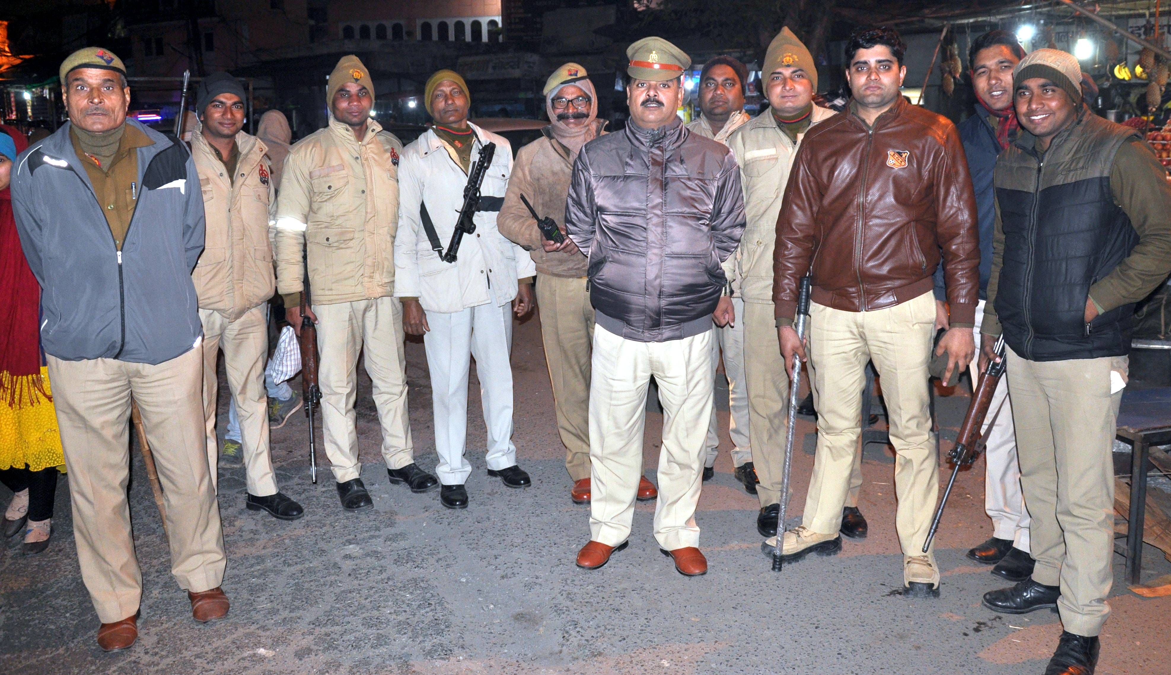शामली फव्वारा चौक पर तैनात पुलिसकर्मी शामली फव्वारा चौक पर तैनात पुलिसकर्मी