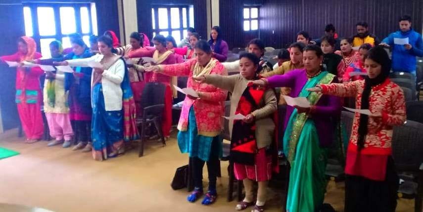 चंपावत जिले के लोहाघाट विकासखंड में शपथ ग्रहण करते पंचायत प्रतिनिधि।