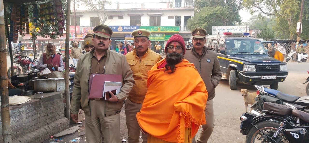 जालौनः उरई कचहरी परिसर में पुलिस की गिरफ्त में बाबा। जालौनः उरई कचहरी परिसर में पुलिस की गिरफ्त में बाबा।