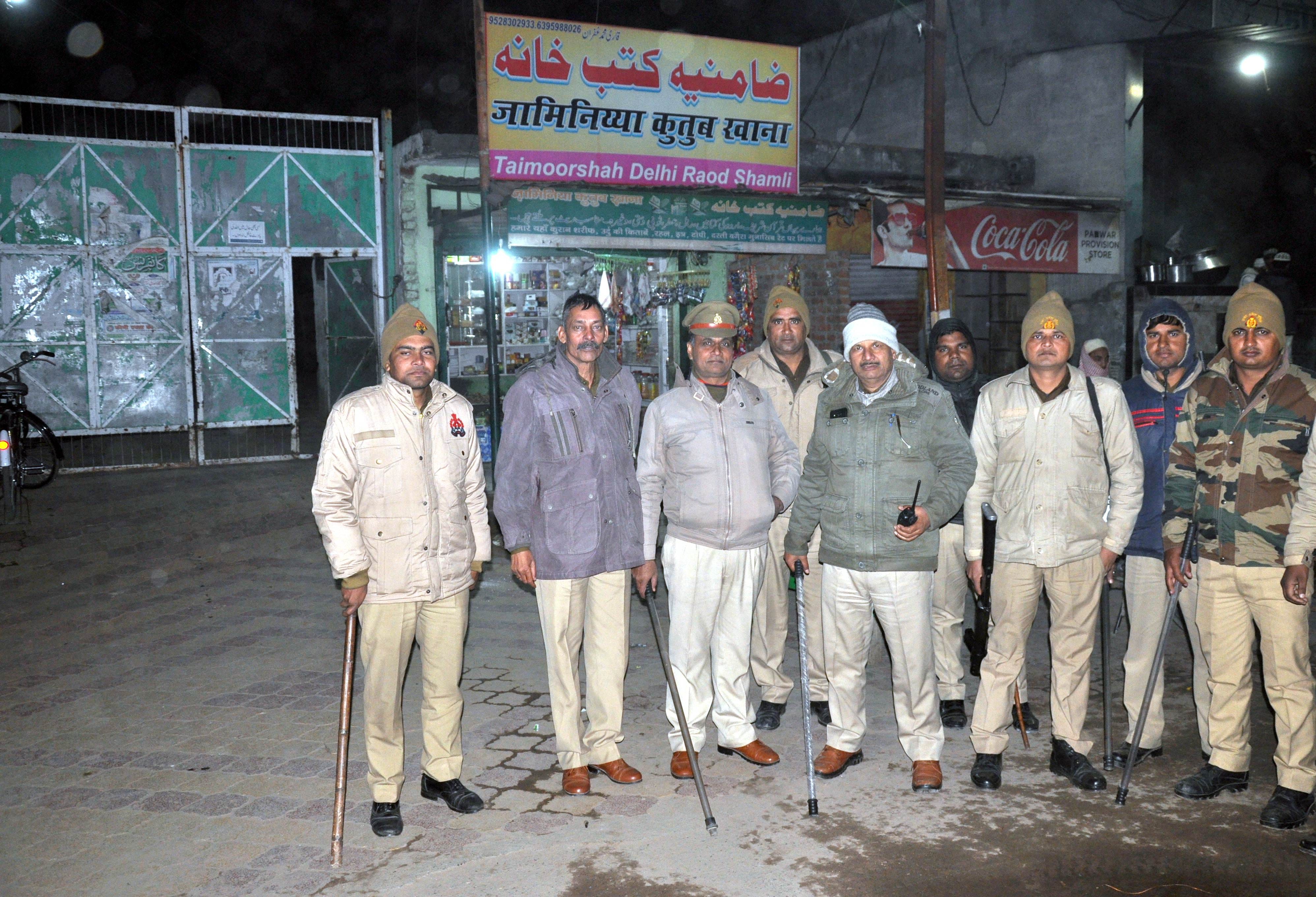 कैराना रोड मदरसे पर तैनात पुलिसकर्मी कैराना रोड मदरसे पर तैनात पुलिसकर्मी