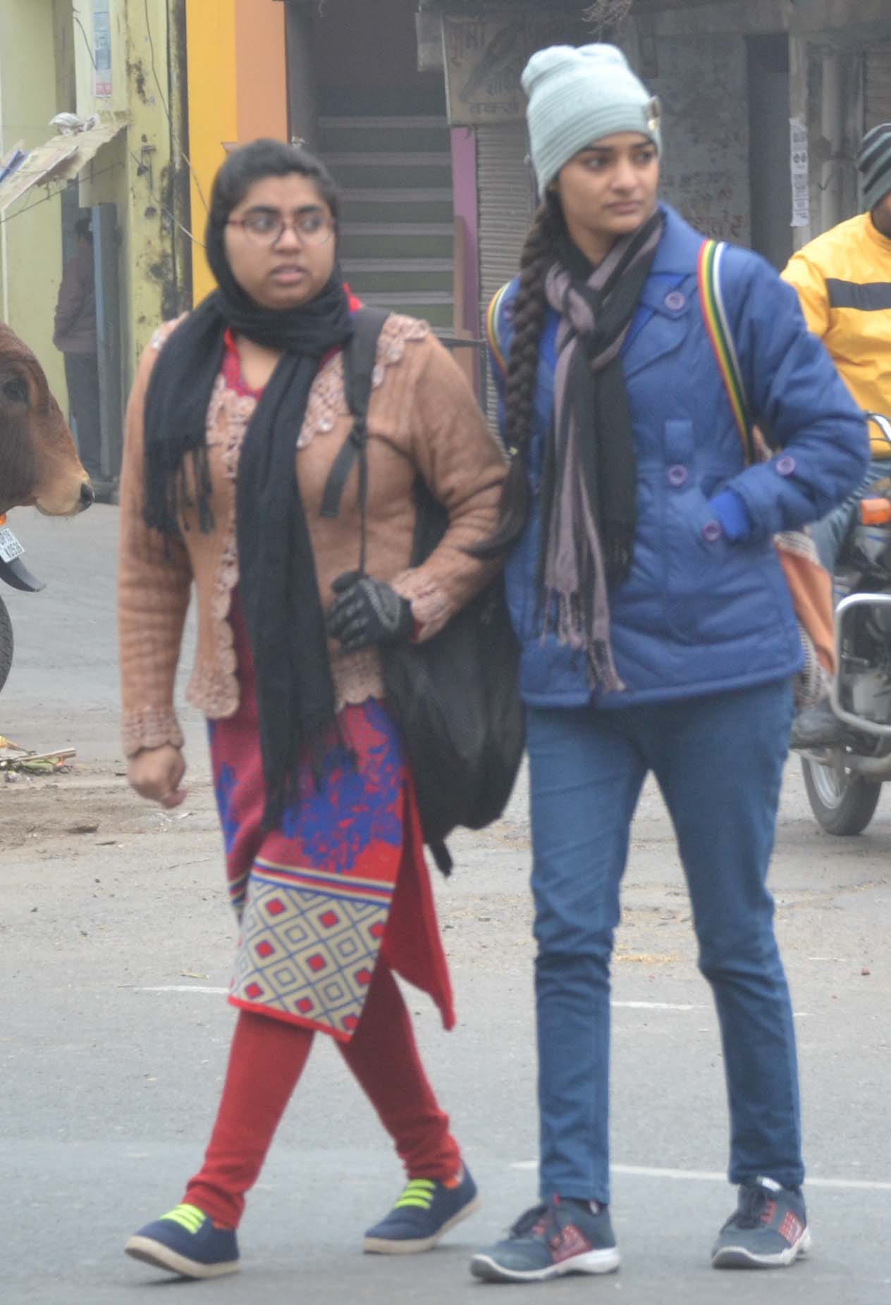 शामली सर्दी में गर्म कपडे पहन कर गुजरती युवतियां