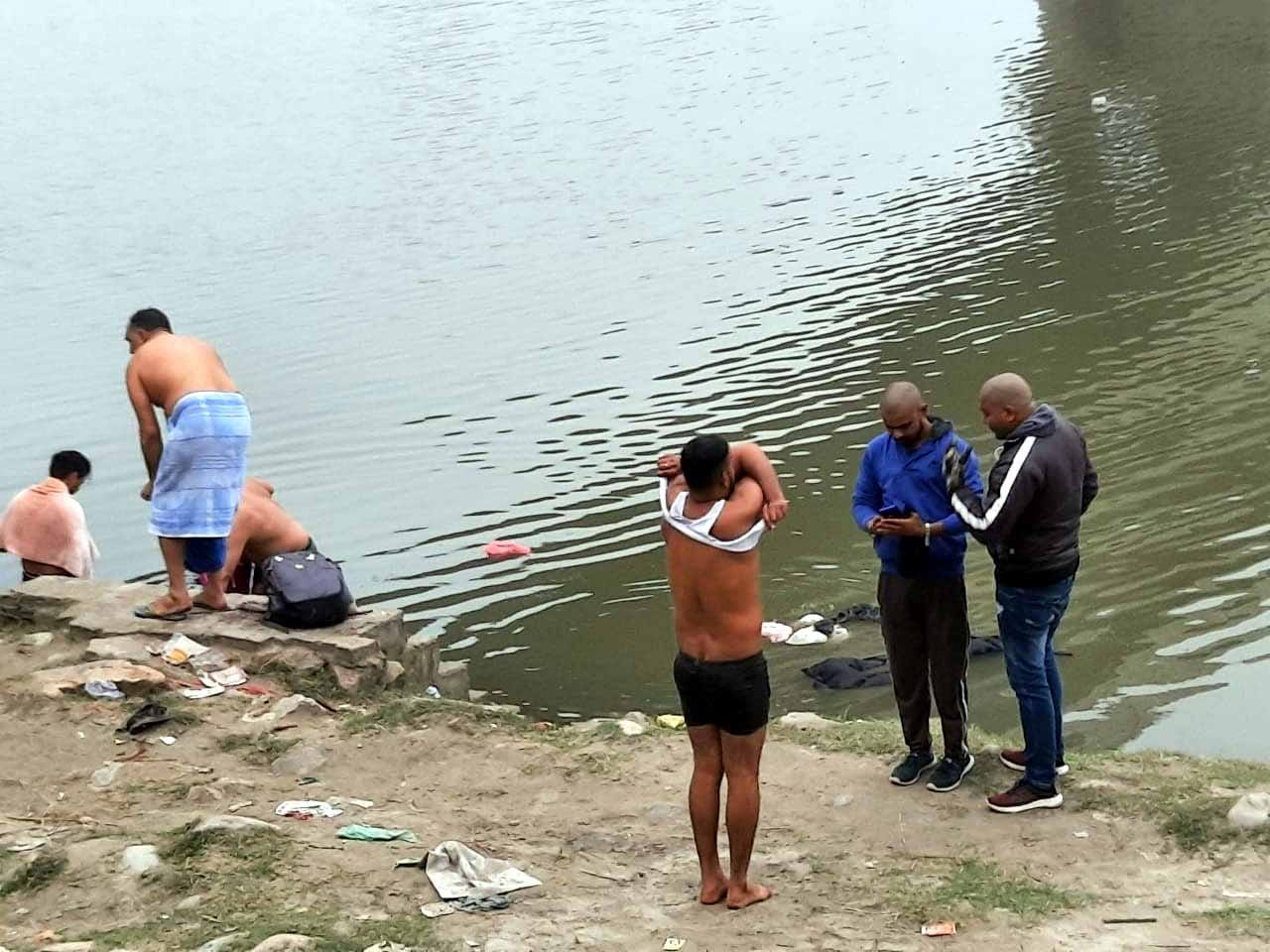 कैराना यमुना नदी पर  सूर्य ग्रहण पर यमुना में स्नान करते श्रद्घालू