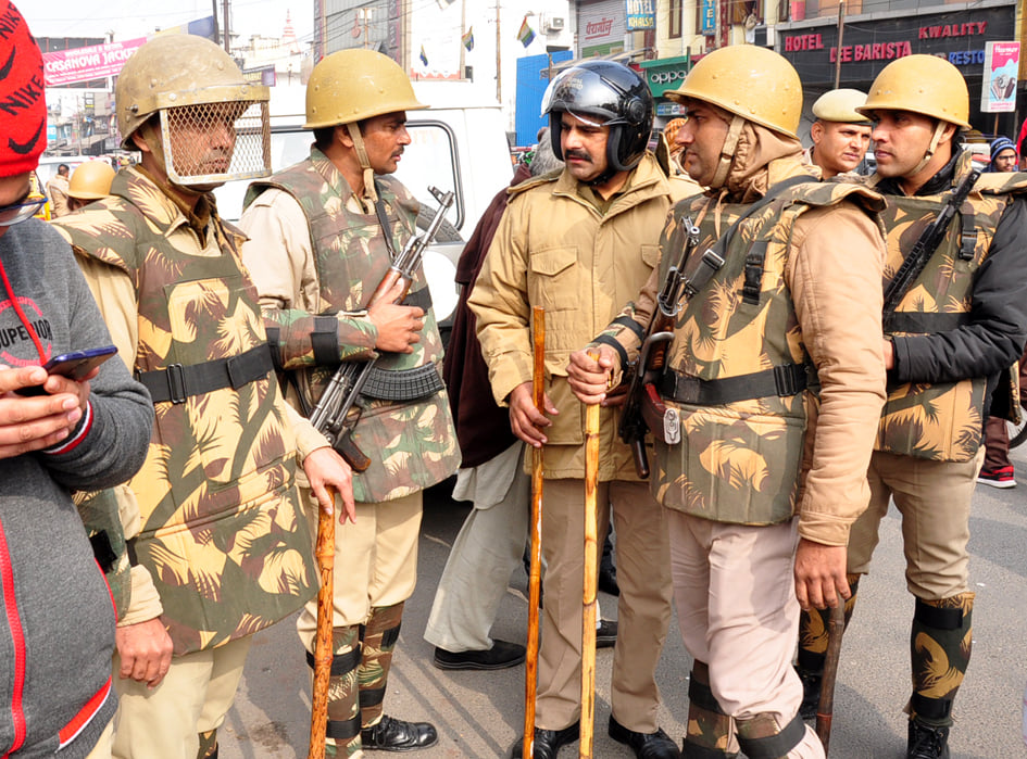 सहारनपुर में जुमे की नमाज के मद्देनजर घंटा घर पर तैनात पुलिस सहारनपुर में जुमे की नमाज के मद्देनजर घंटा घर पर तैनात पुलिस