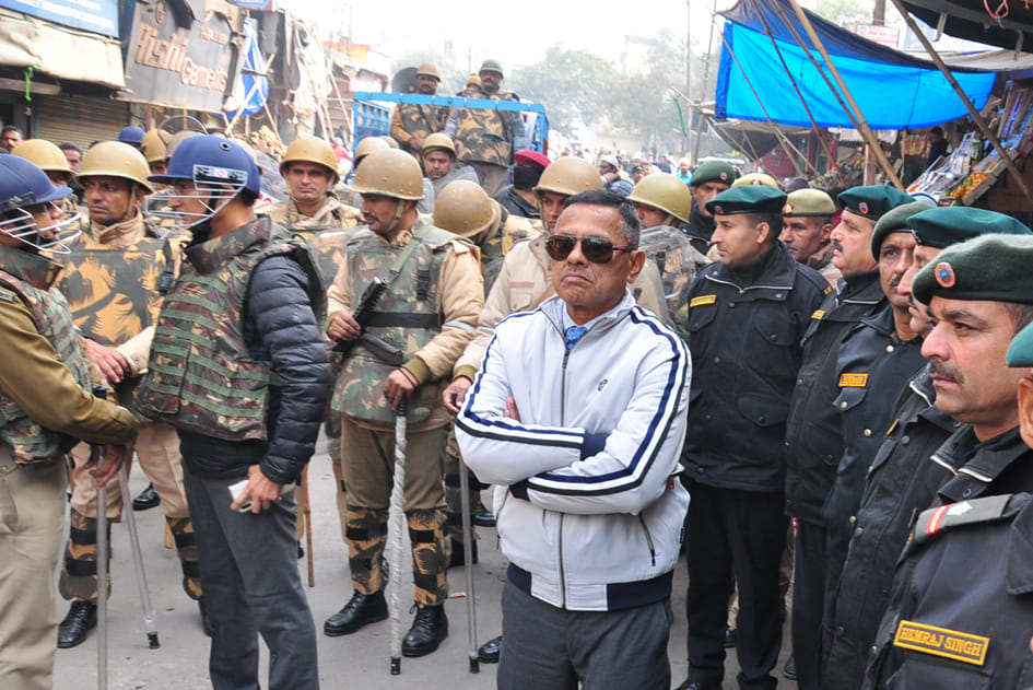 सहारनपुर में जामा मस्जिद पर  जुमे की नमाज के दौरान तैनात पुलिस