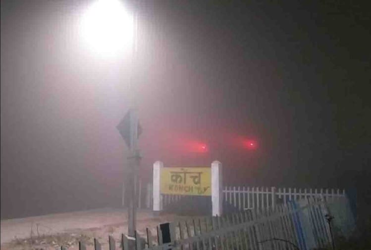 कोहरे के कारण ट्रेनें भी हो रहीं लेट