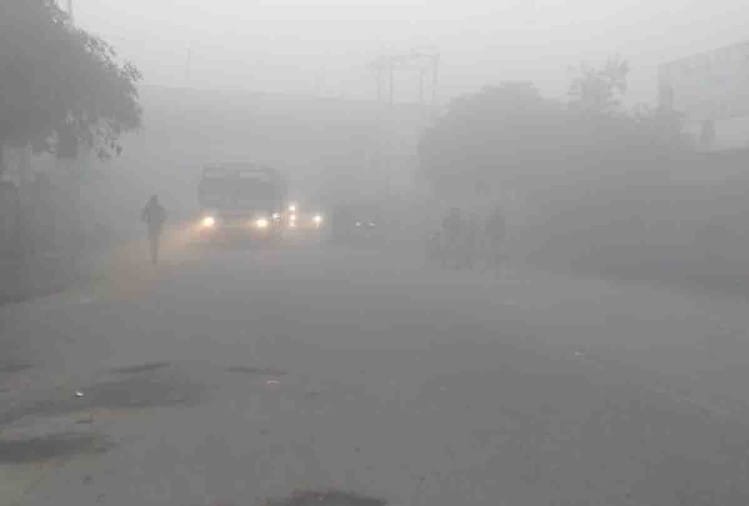 कोहरे में जाती हुई बस