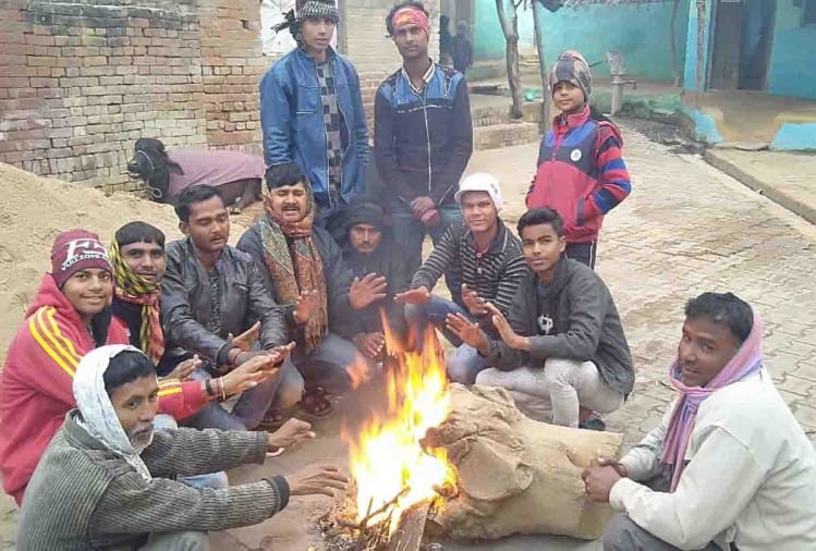 अलाव तापते लोग