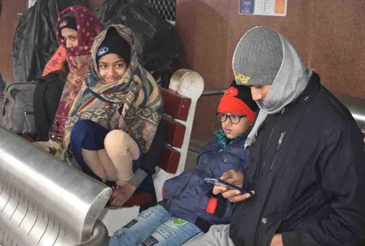 भीषण ठंड में बसों का इंतजार करते लोग