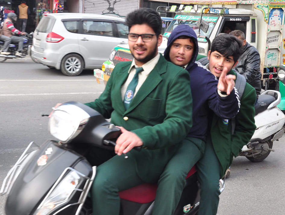 सहारनपुर में प्रशासन के आदेशों की धज्जियां उड़ाते स्कूल संचालक। स्कूल लौटते छात्र। सहारनपुर में प्रशासन के आदेशों की धज्जियां उड़ाते स्कूल संचालक। स्कूल लौटते छात्र।