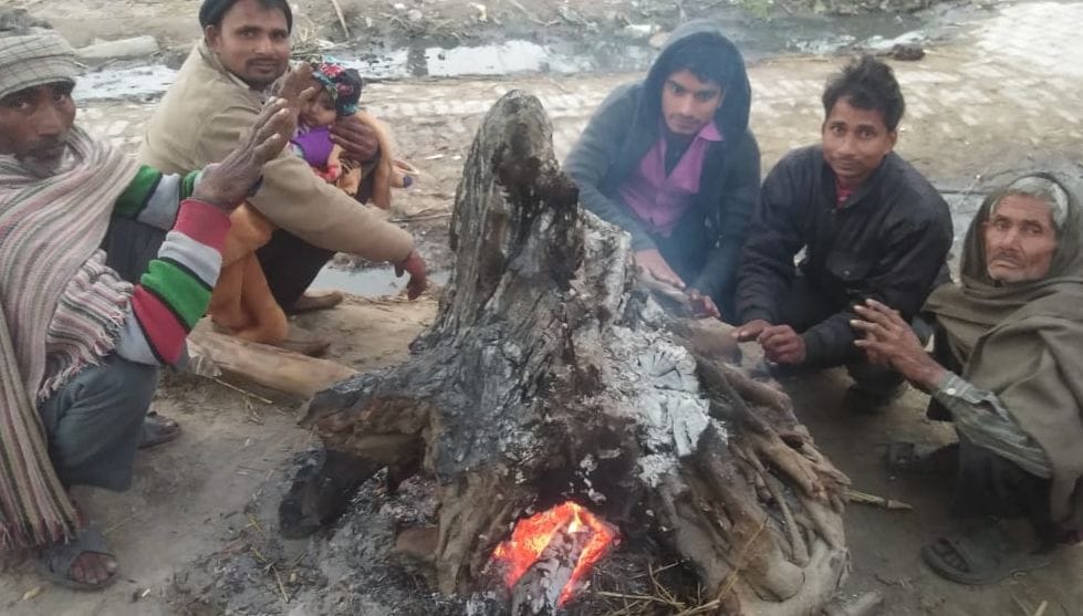 हस्तिनापुर में खुद को आग से सेकते ग्रामीण। हस्तिनापुर में खुद को आग से सेकते ग्रामीण।