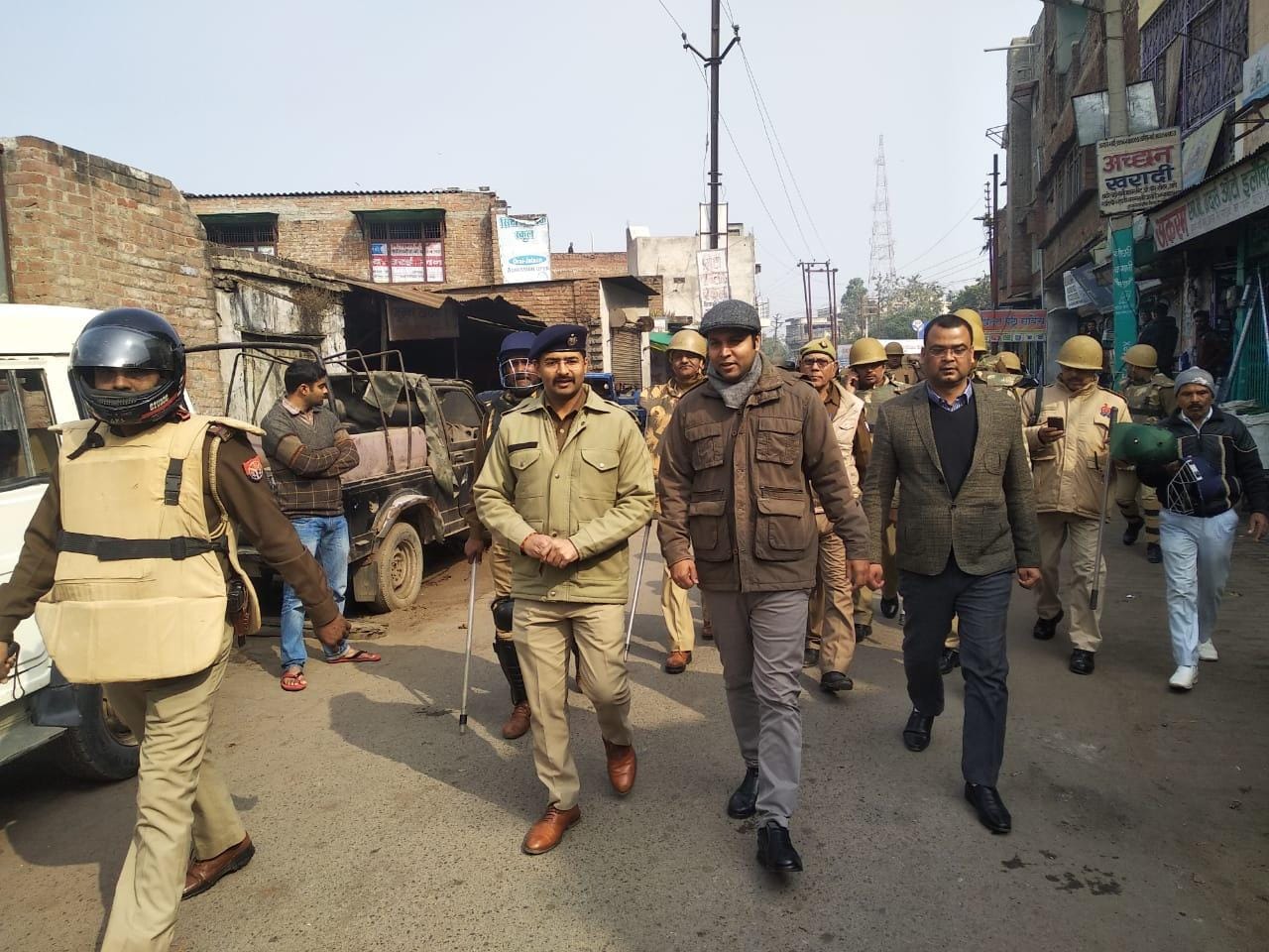 बजरिया में रूट मार्च करते डीएम मन्नान अख्तर व एसपी सतीश कुमार बजरिया में रूट मार्च करते डीएम मन्नान अख्तर व एसपी सतीश कुमार