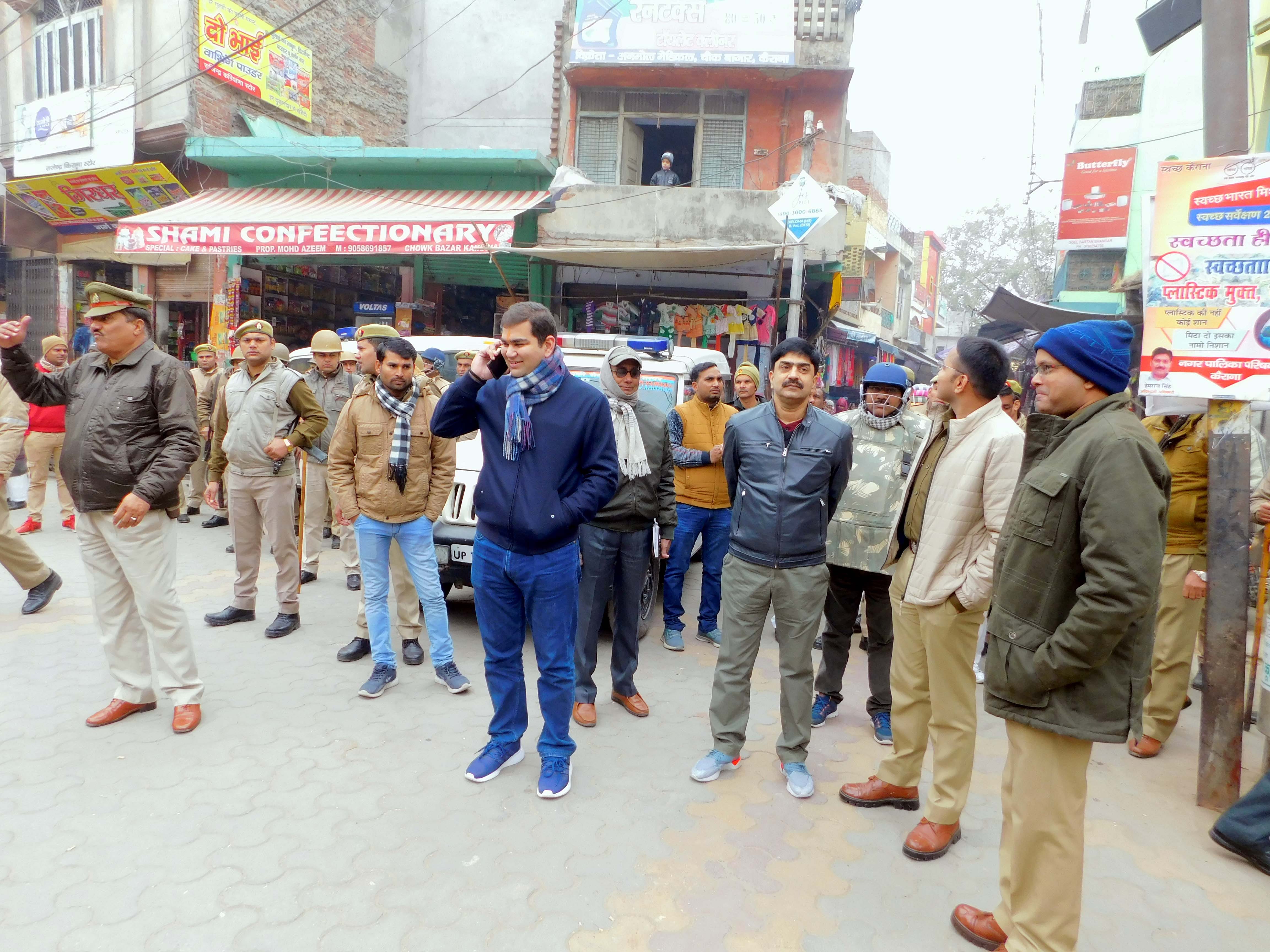 कैराना में चौक बाजार में गश्त करते डीएम, एसपी, एसडीएम व सीओ