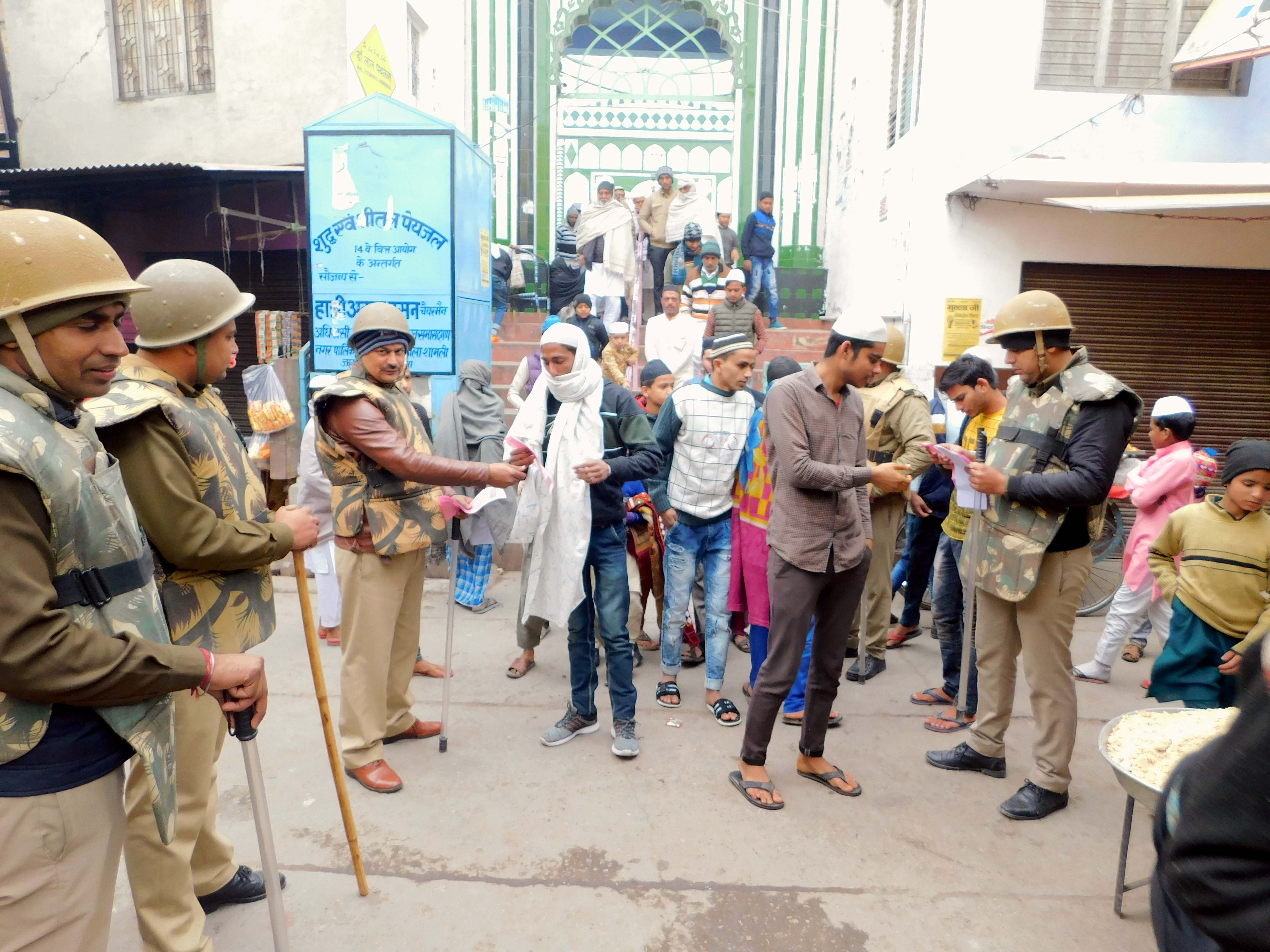 कैराना में जामा मस्जिद के बाहर सीएए पर भ्रम को दुर करने के पर्चे बाटती पुलिस