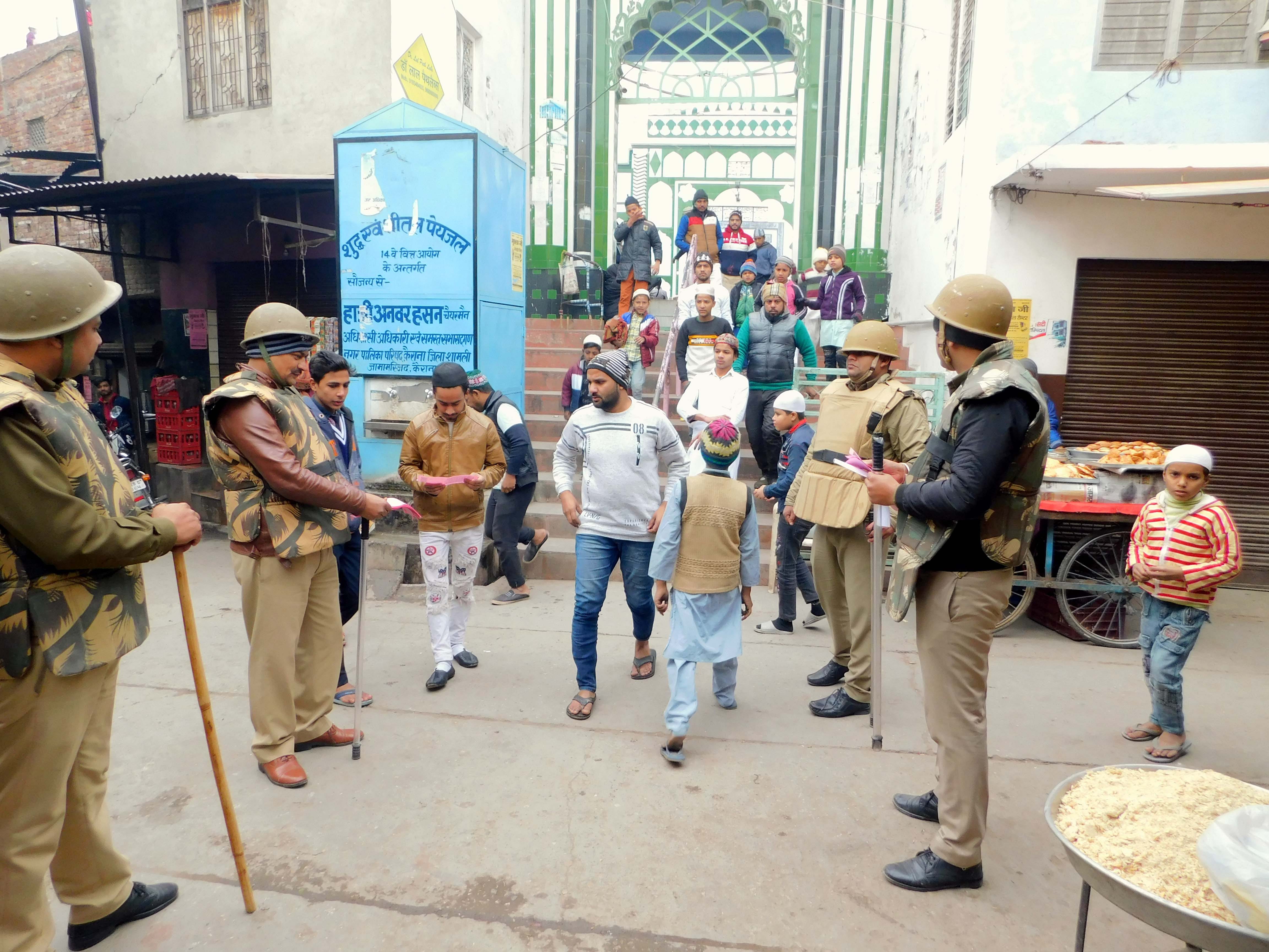 कैराना में जामा मस्जिद के बाहर सीएए पर भ्रम दुर करने के पर्चे बाटती पुलिस