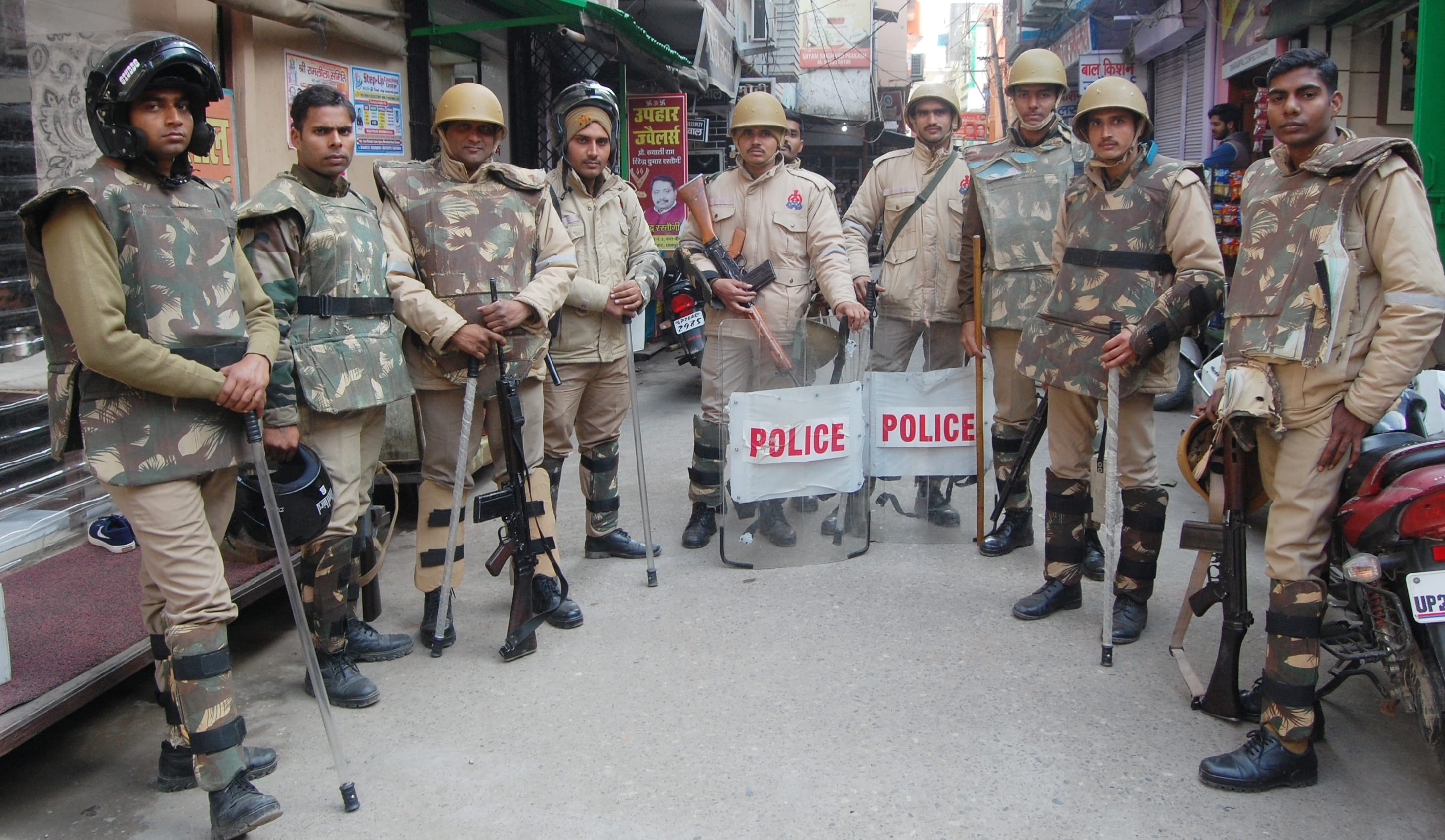धामपुर में नेजे सराय मस्जिद के बाहर तैनात पुलिस बल । धामपुर में नेजे सराय मस्जिद के बाहर तैनात पुलिस बल ।