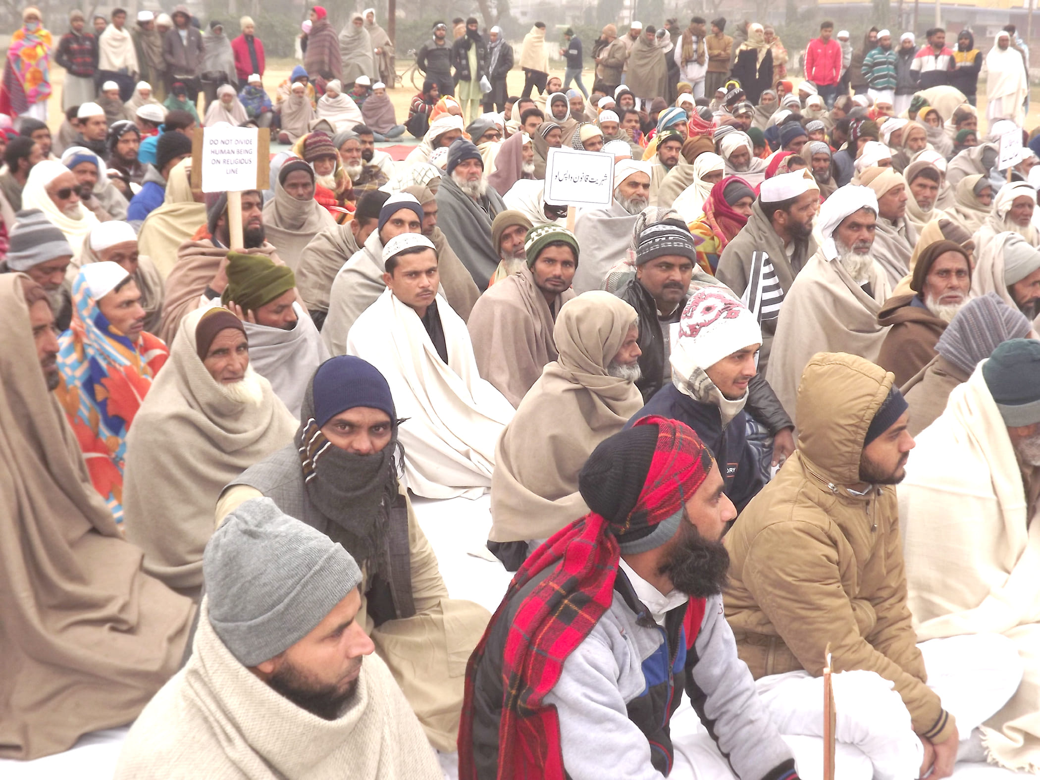 सहारनपुर: देवबंद में  जमीयत के धरने में मौजूद लोग