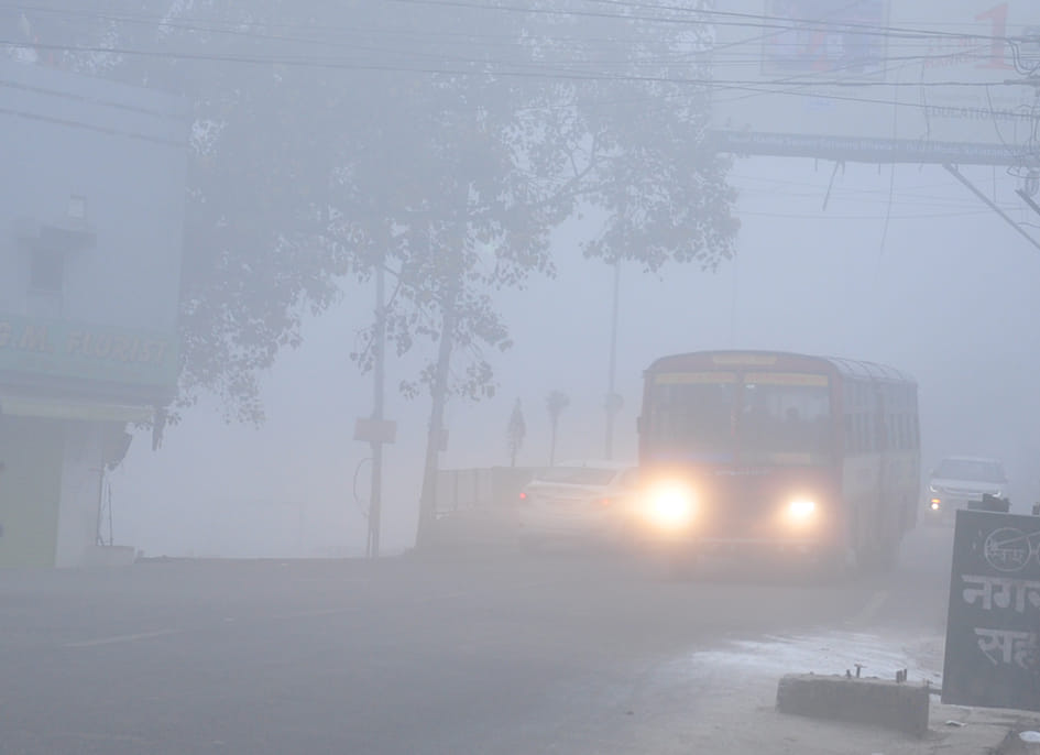 सहारनपुर में घने कोहरे से गुजरती बस सहारनपुर में घने कोहरे से गुजरती बस