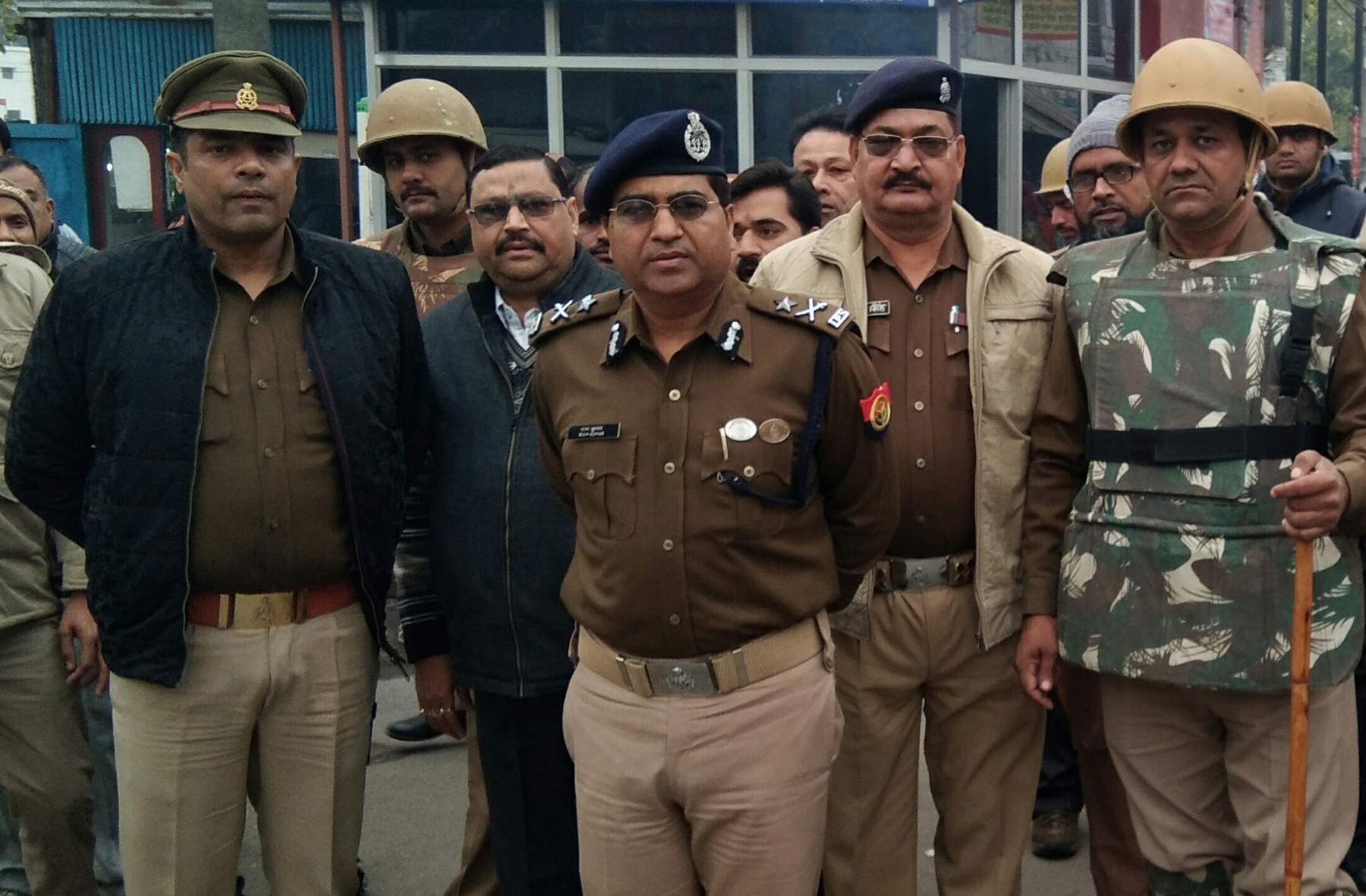नजीबाबाद क्षेत्र में पुलिस अधिकारियों के साथ स्थिति का जायजा लेते आईजी रामकुमार। नजीबाबाद क्षेत्र में पुलिस अधिकारियों के साथ स्थिति का जायजा लेते आईजी रामकुमार।