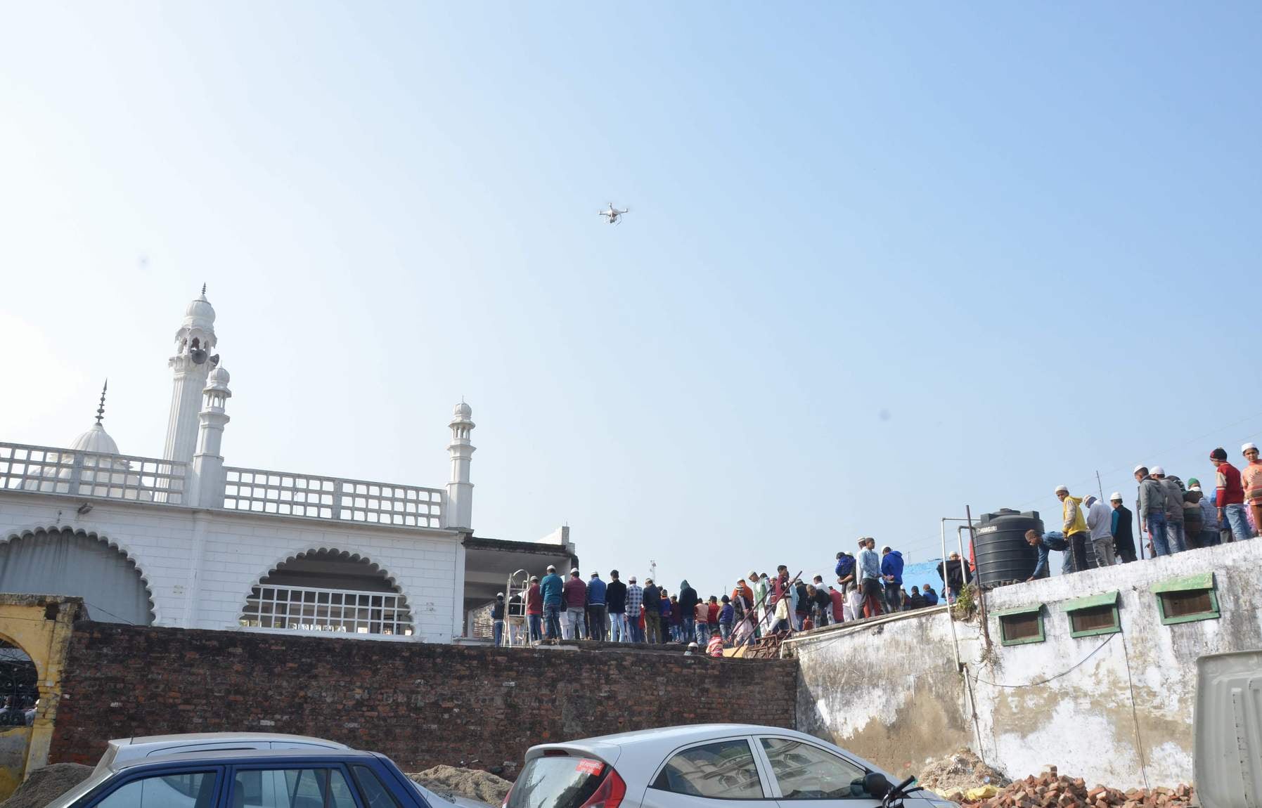 नजीबाबाद की जामा मजिस्द पर ड्रोन कैमरे से निगाह रखता पुलिस प्रशासन। नजीबाबाद की जामा मजिस्द पर ड्रोन कैमरे से निगाह रखता पुलिस प्रशासन।