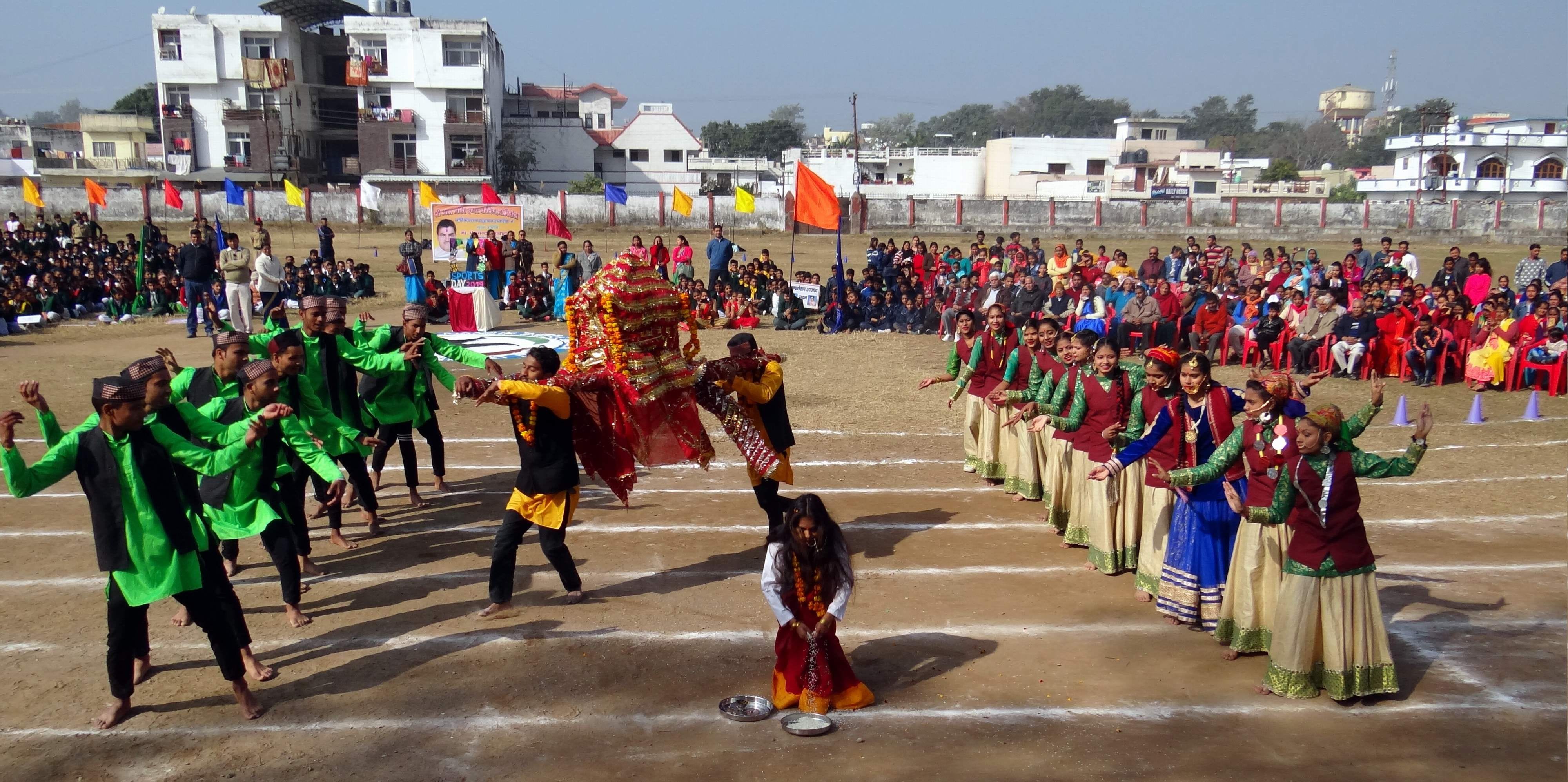  नंदा देवी राजजात की प्रस्तुति देते छात्र-छात्राएं।