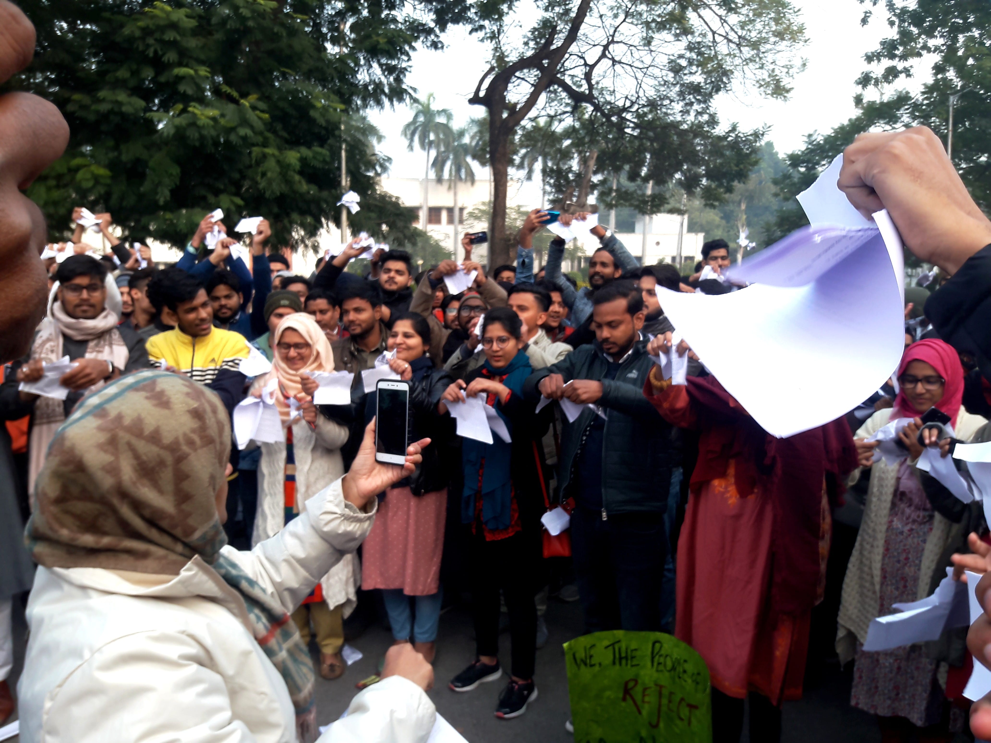एएमयू डक पांइट पर नागरिकता संशोधन कानून की फोटो कॉपी फाड़ते छात्र-छात्रा। एएमयू डक पांइट पर नागरिकता संशोधन कानून की फोटो कॉपी फाड़ते छात्र-छात्रा।