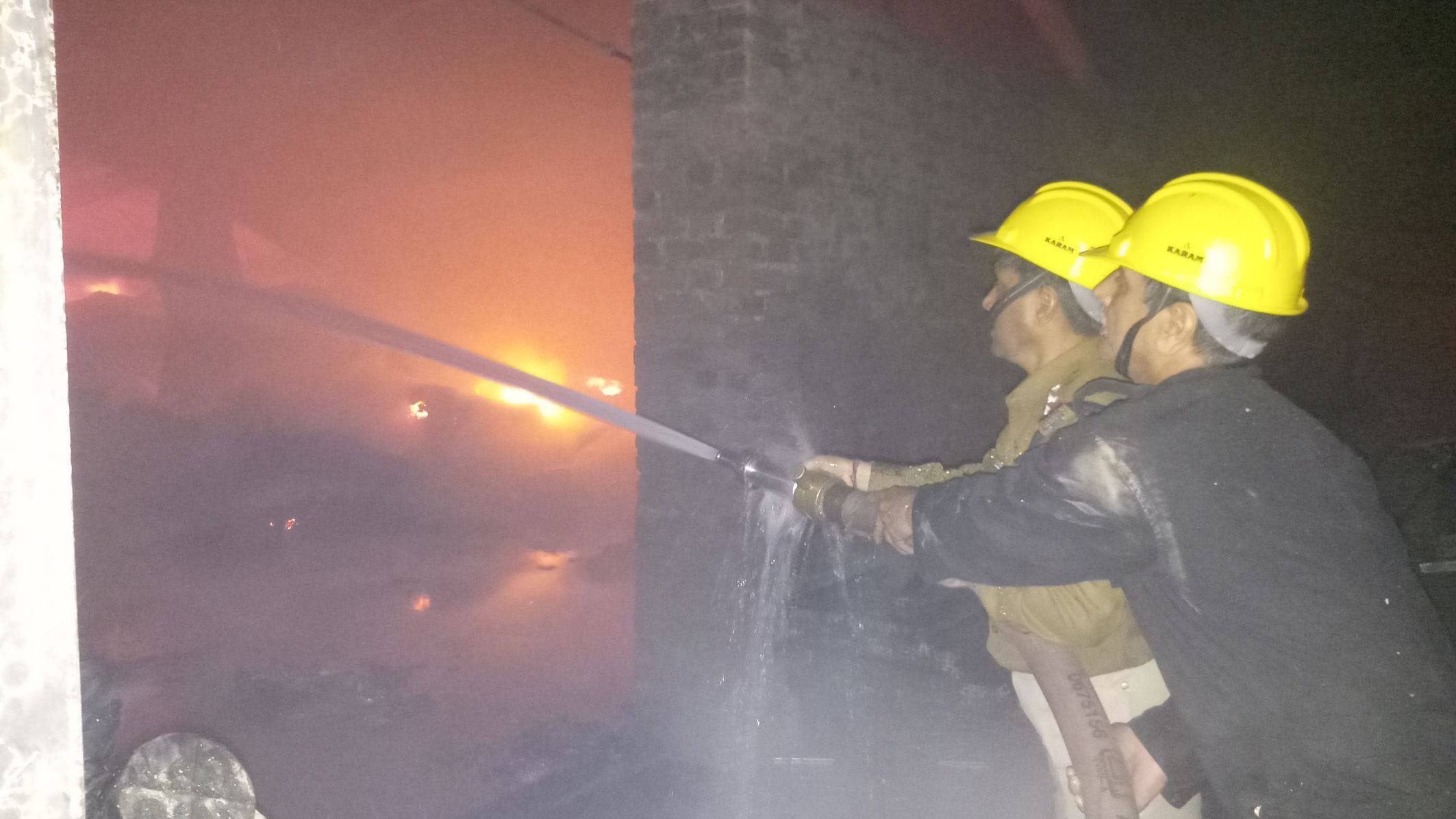 सितारगंज करम इंडस्ट्रीज के गोदाम में लगी आग बुझाते अग्निशमन के अधिकारी व कर्मचारी। सितारगंज करम इंडस्ट्रीज के गोदाम में लगी आग बुझाते अग्निशमन के अधिकारी व कर्मचारी।